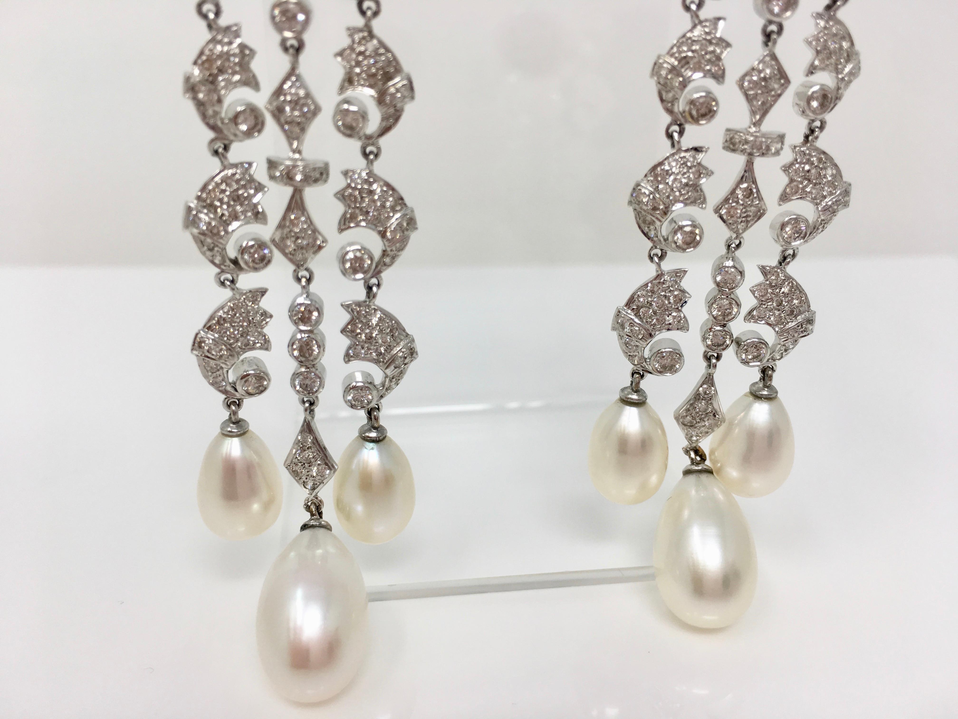 Weiße runde Brillantdiamanten und weiße Südseeperlen-Ohrringe in 18k Gold. im Zustand „Neu“ im Angebot in New York, NY