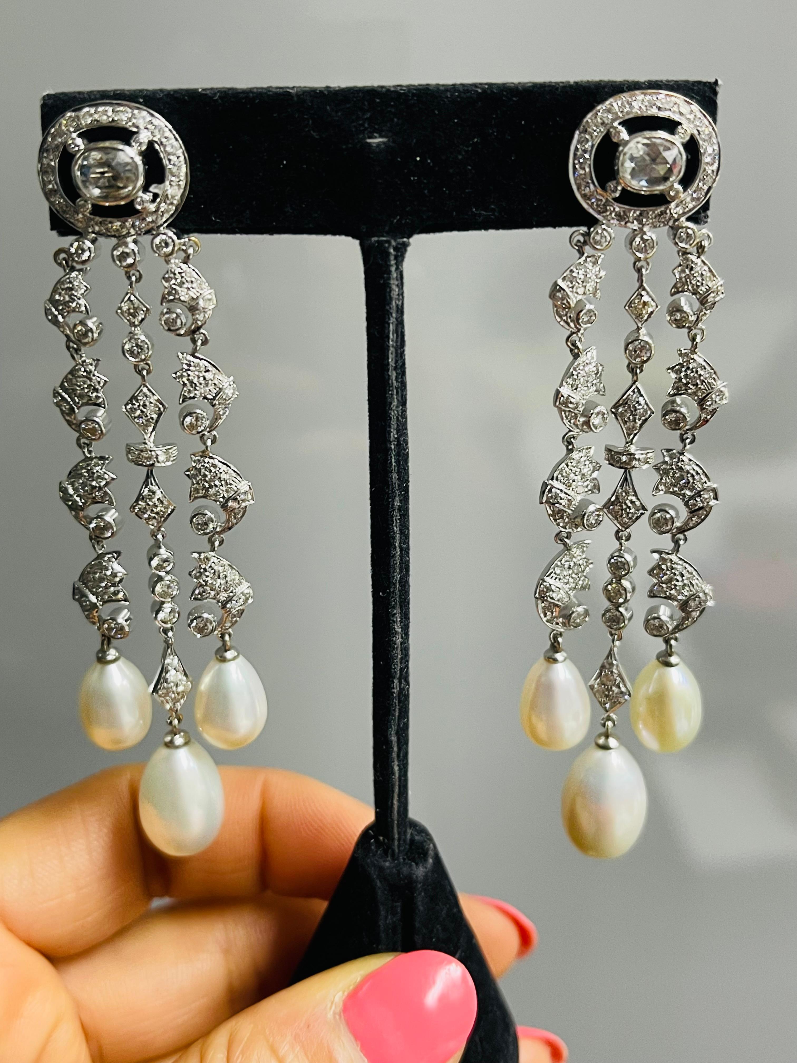 Orecchini con diamanti tondi brillanti e perle bianche dei mari del sud in oro 18 carati. In condizioni Nuovo in vendita a New York, NY