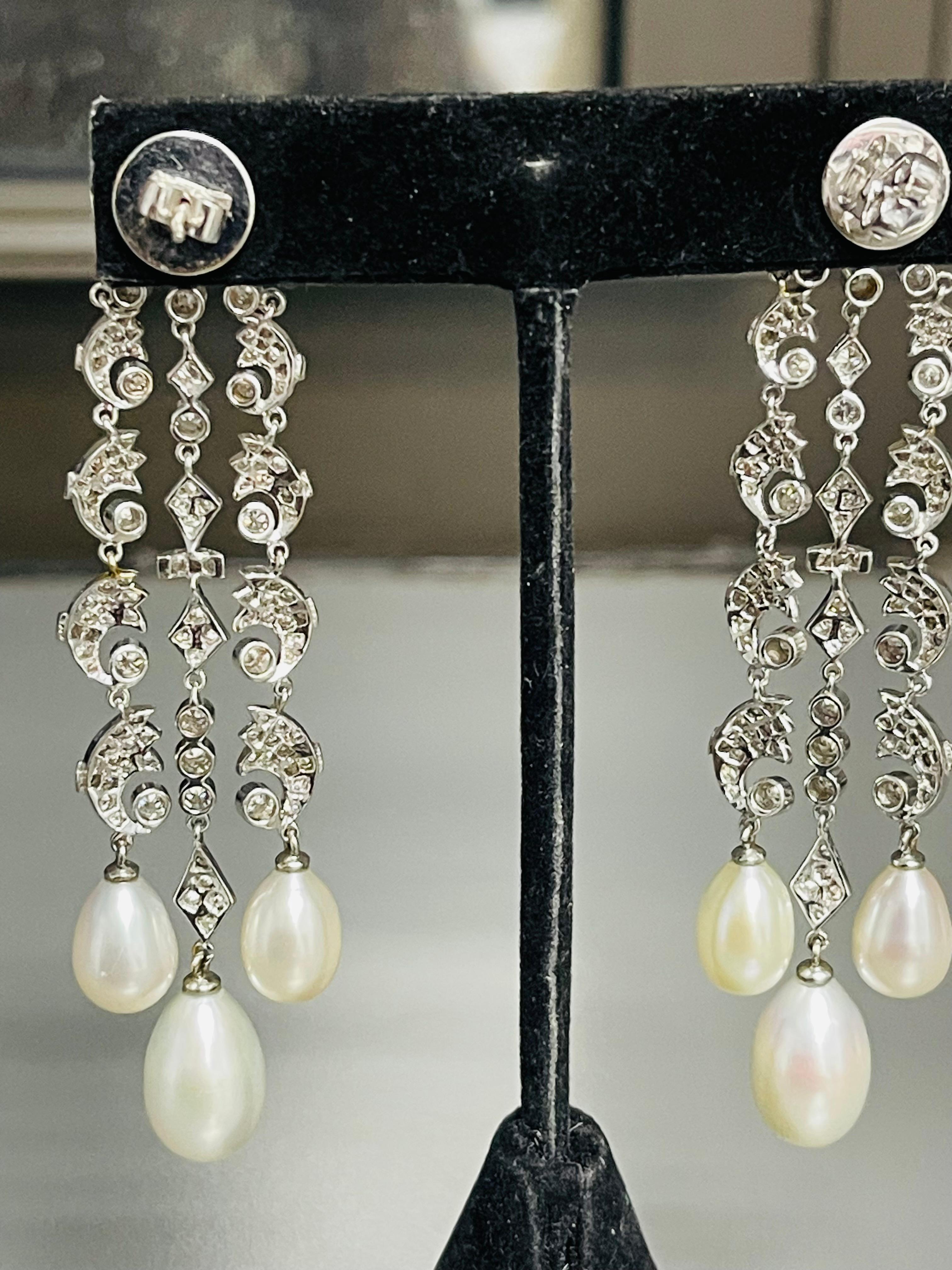 Donna Orecchini con diamanti tondi brillanti e perle bianche dei mari del sud in oro 18 carati. in vendita