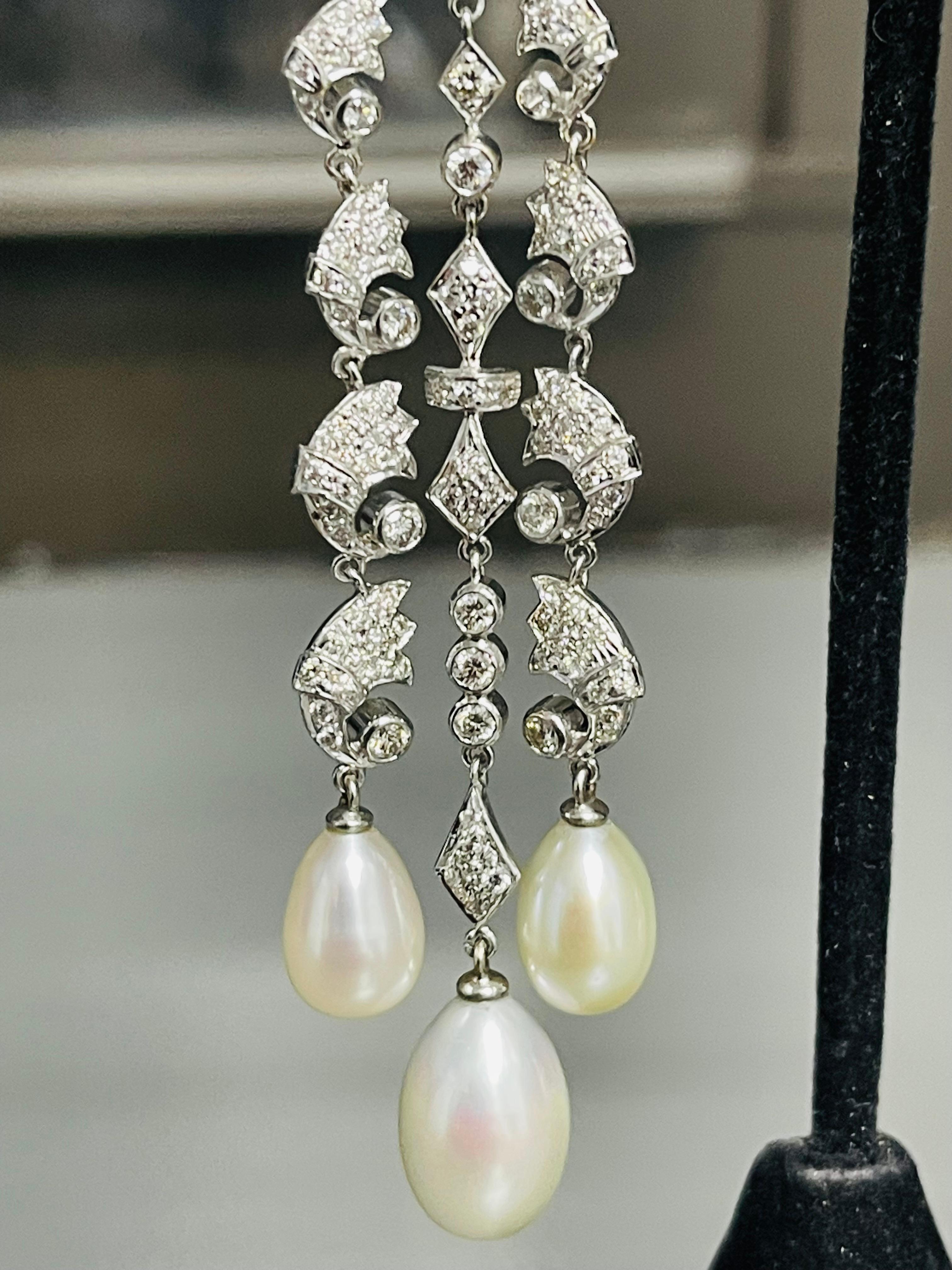 Orecchini con diamanti tondi brillanti e perle bianche dei mari del sud in oro 18 carati. in vendita 1