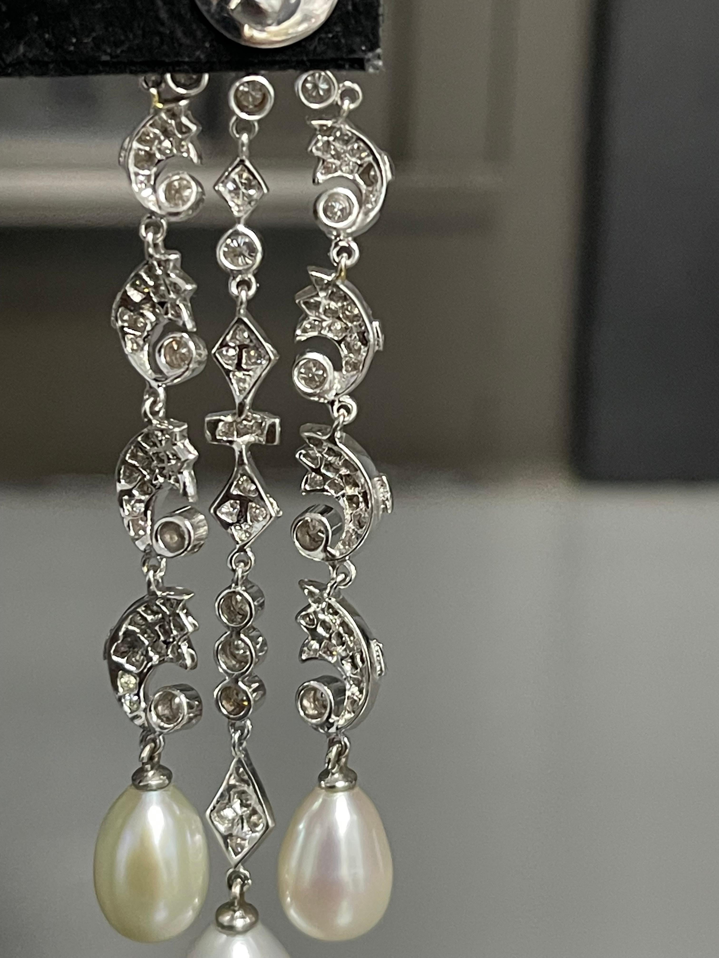 Orecchini con diamanti tondi brillanti e perle bianche dei mari del sud in oro 18 carati. in vendita 2