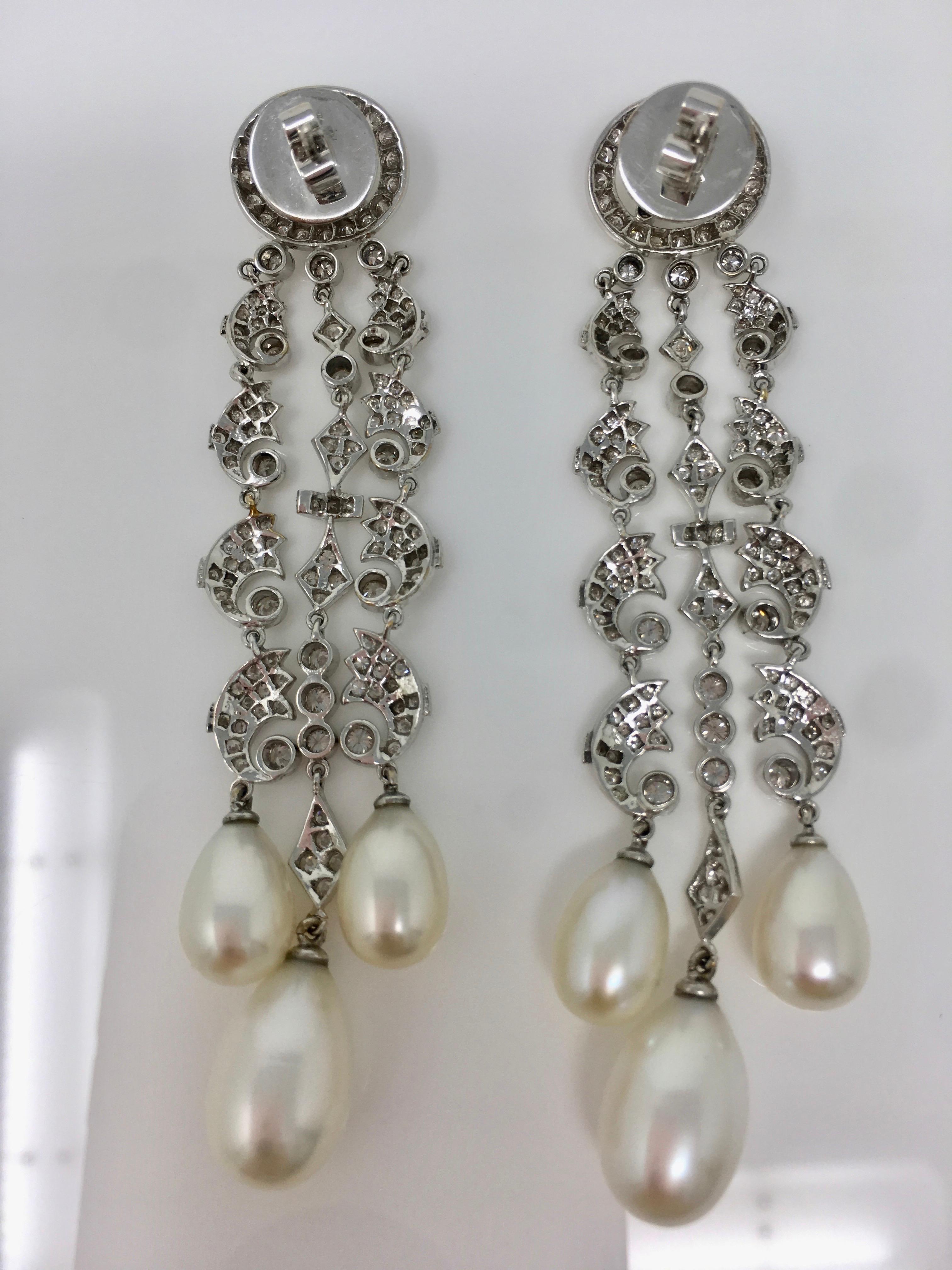 White Round Brilliant Diamond And White South Sea Pearl Earrings In 18k Gold. In New Condition For Sale In New York, NY