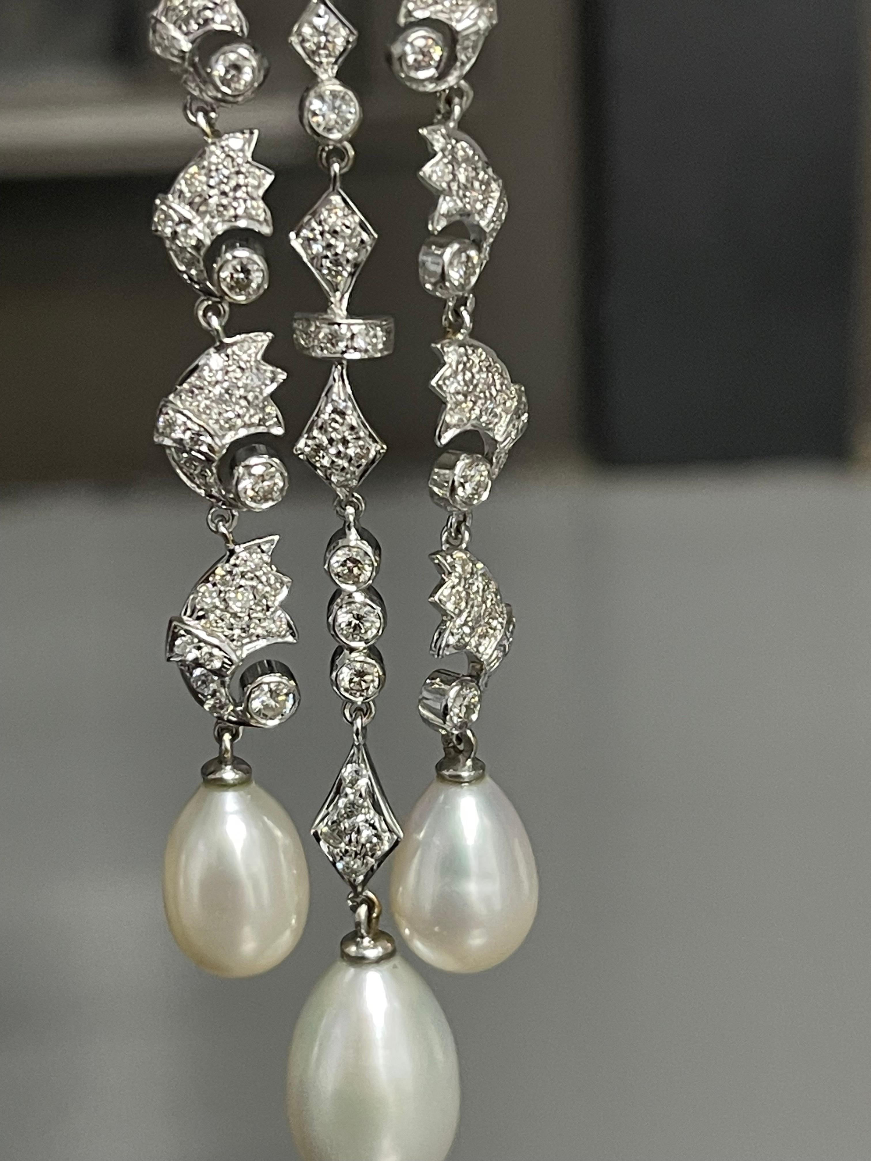 Orecchini con diamanti tondi brillanti e perle bianche dei mari del sud in oro 18 carati. in vendita 3
