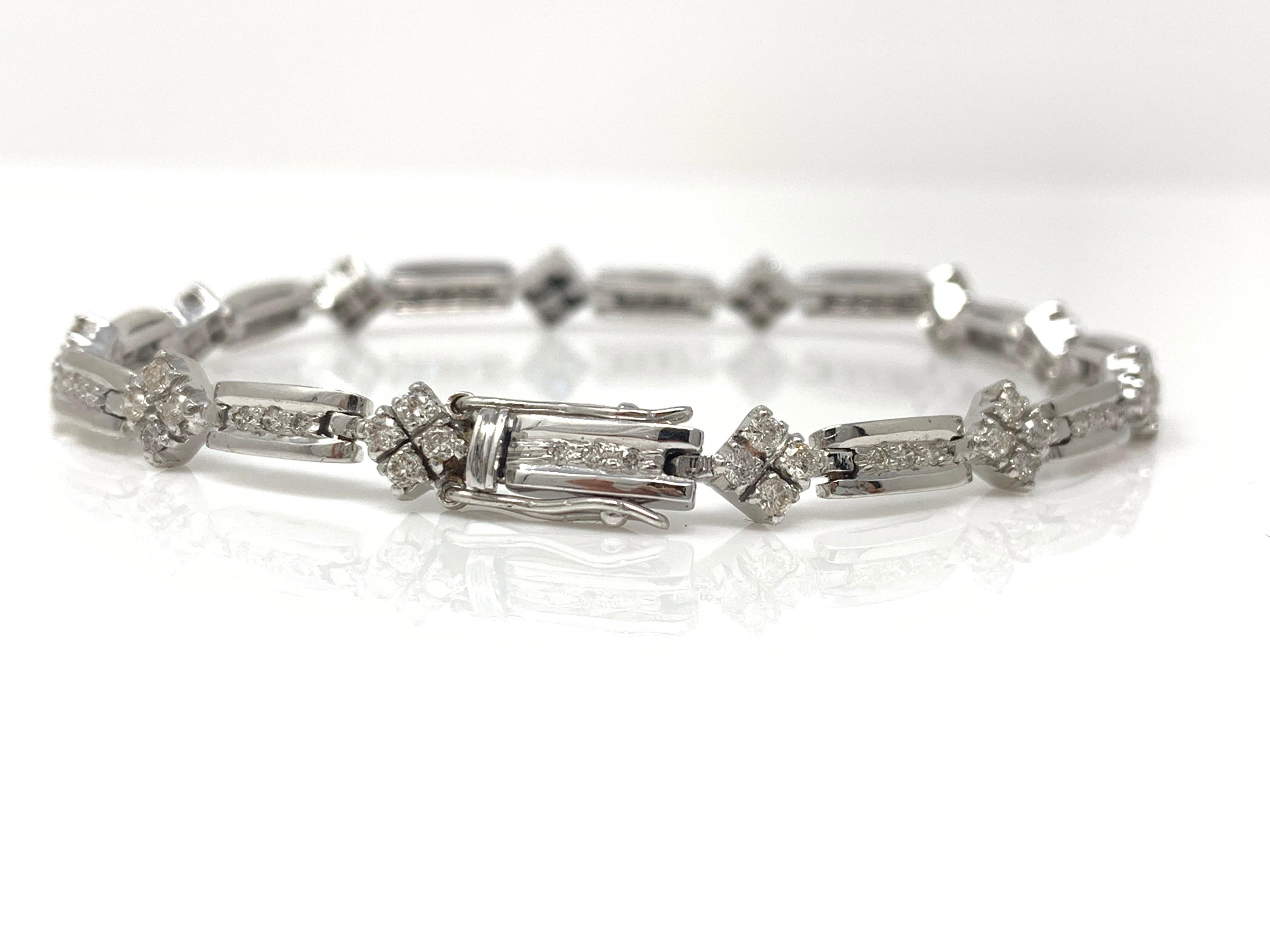 ¡Una preciosa pulsera de diamantes brillantes redondos blancos! Está hecho a mano en 14k  oro blanco. El peso del diamante es de 1,31 quilates con color GH y claridad VS. La longitud de la pulsera es de 7,5 pulgadas. 
Es ideal para el uso diario. 
