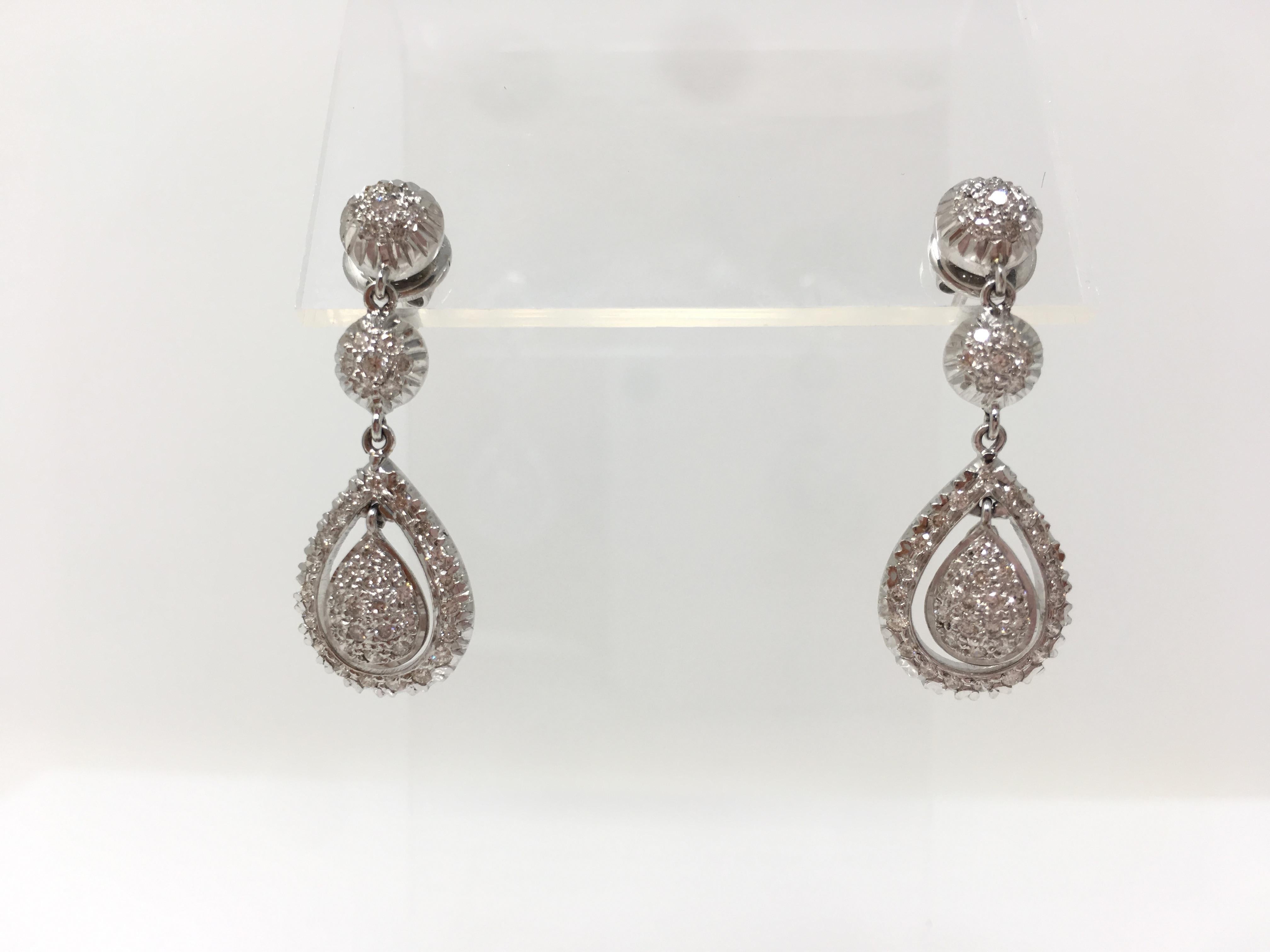 Questa splendida parure di ciondoli è realizzata a mano in oro bianco 18 carati. Questo set di pendenti comprende orecchini pendenti con diamanti tondi brillanti bianchi incastonati del peso di 0,91 carati (purezza VS e colore GH) e un pendente con