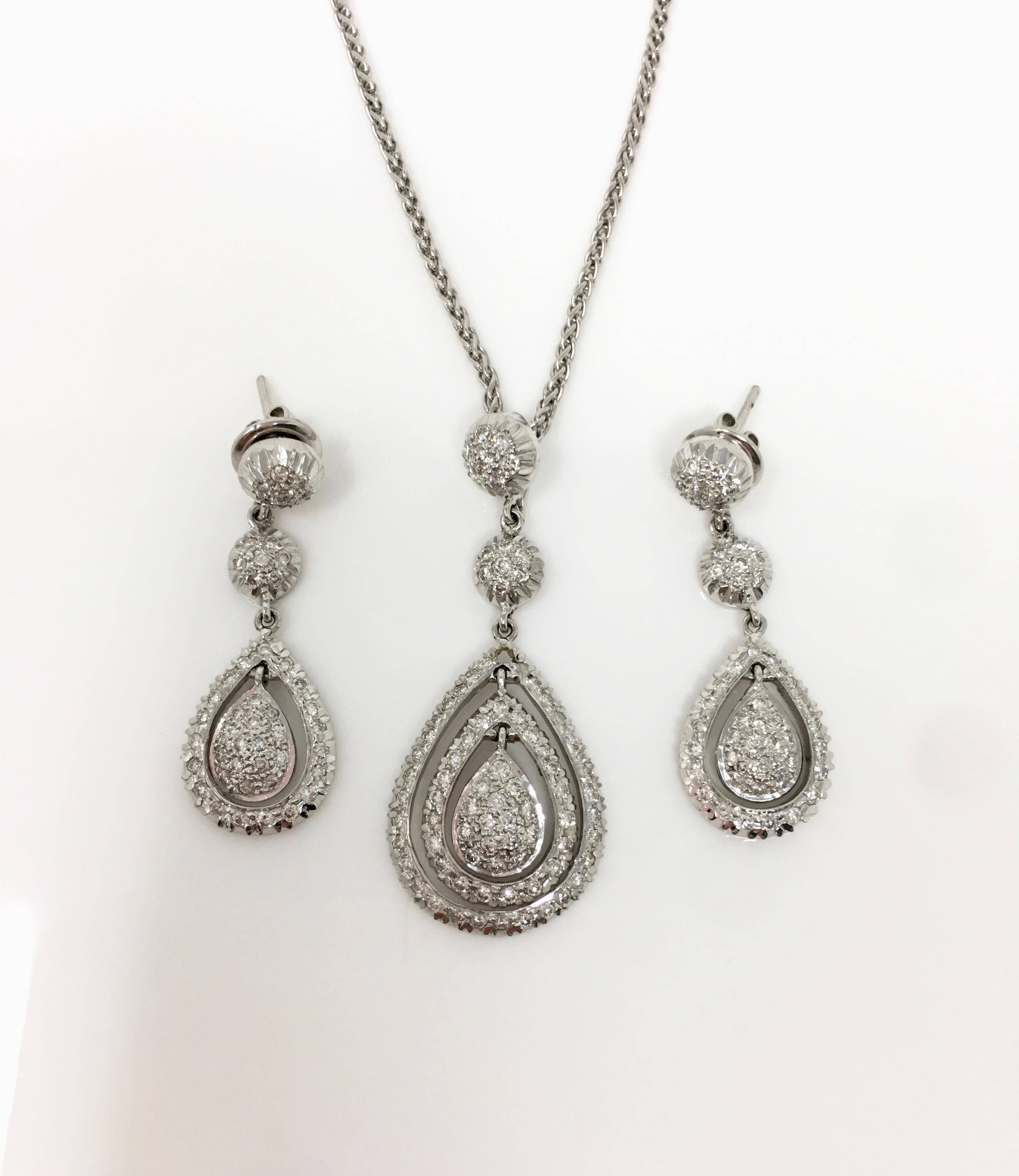 Taglio rotondo Orecchini pendenti con diamante tondo brillante bianco e collana abbinata in oro 18 carati in vendita