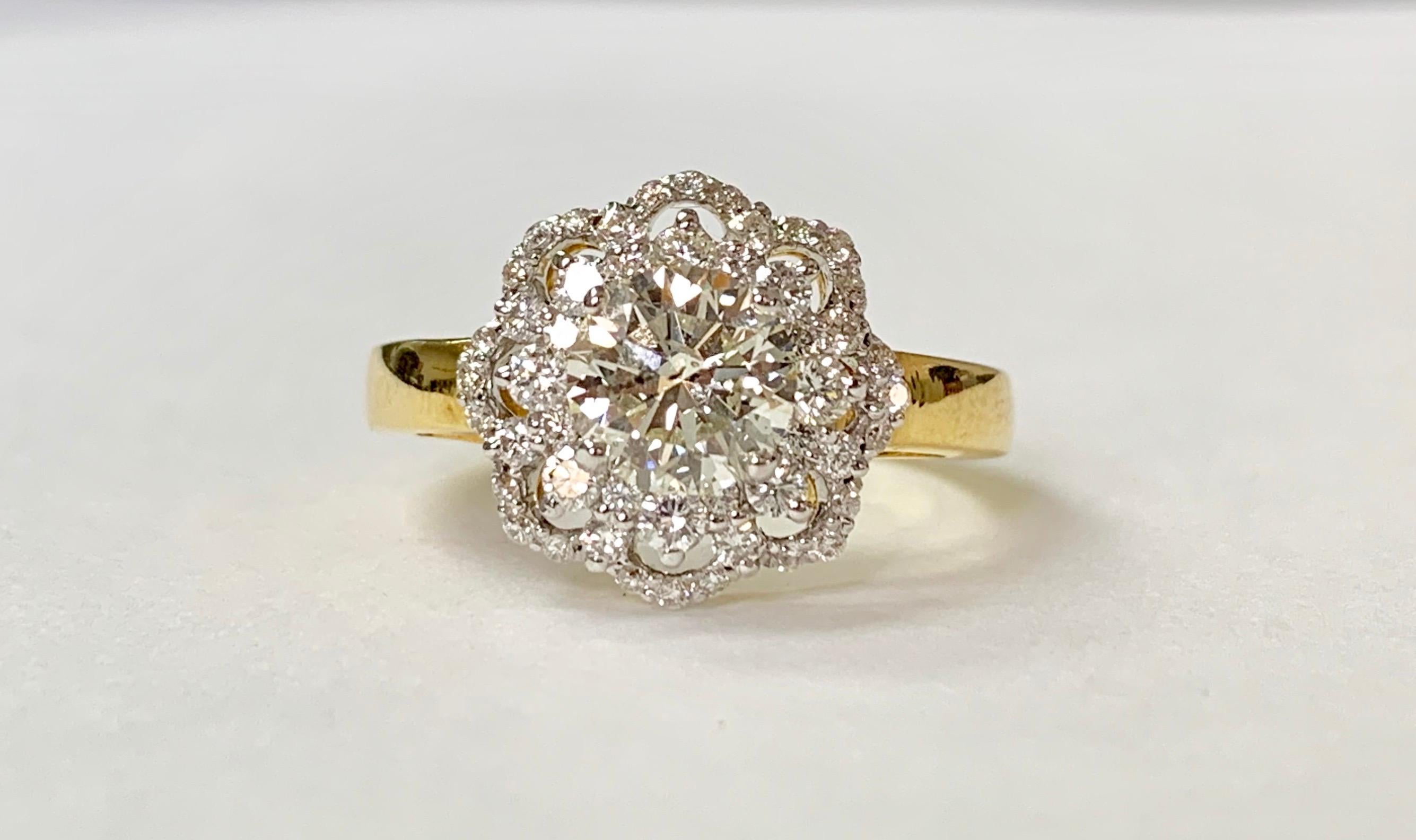 Round Cut White Round Brilliant Diamond Engagement Ring in 18 Karat Yellow Gold For Sale