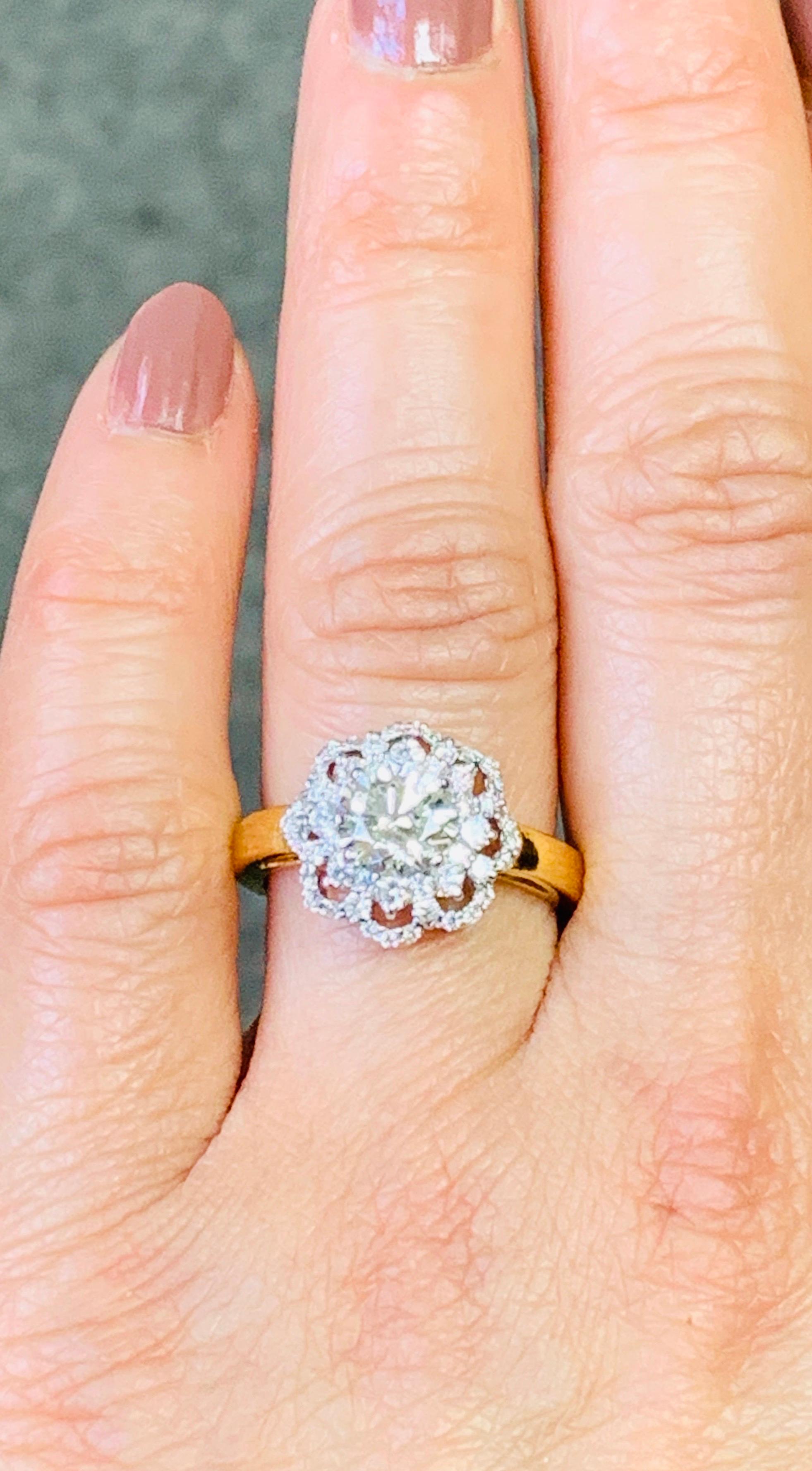 White Round Brilliant Diamond Engagement Ring in 18 Karat Yellow Gold In New Condition For Sale In New York, NY