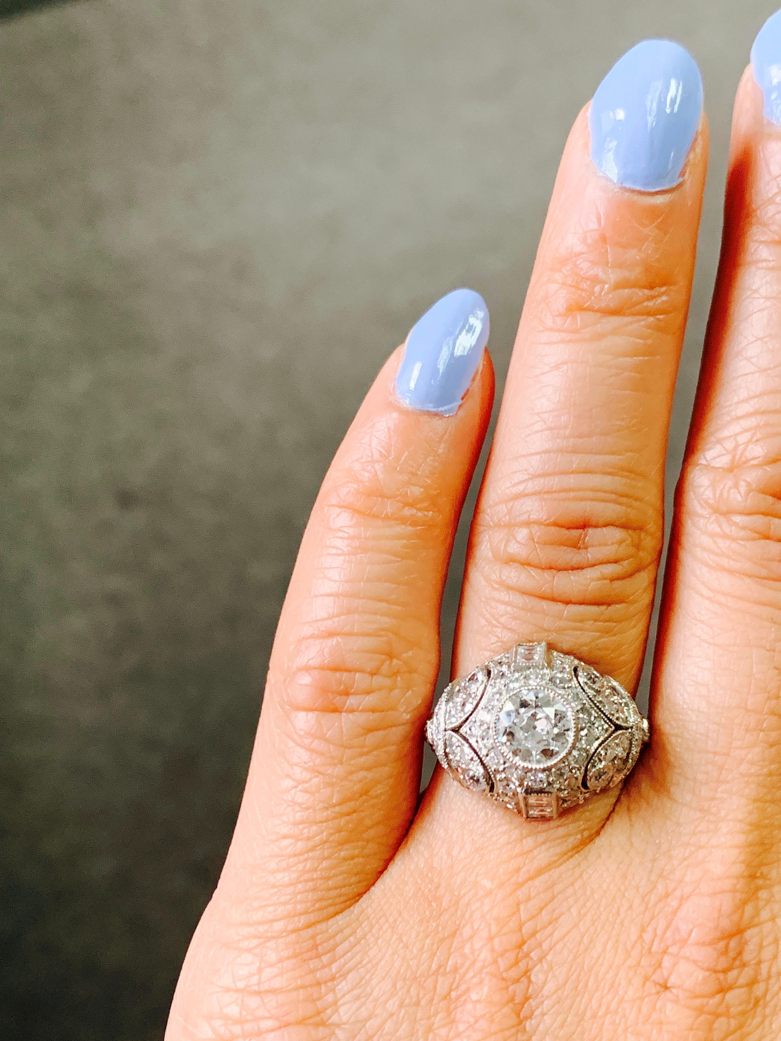 White Round Brilliant Diamond Engagement Ring in Platinum In Excellent Condition For Sale In New York, NY