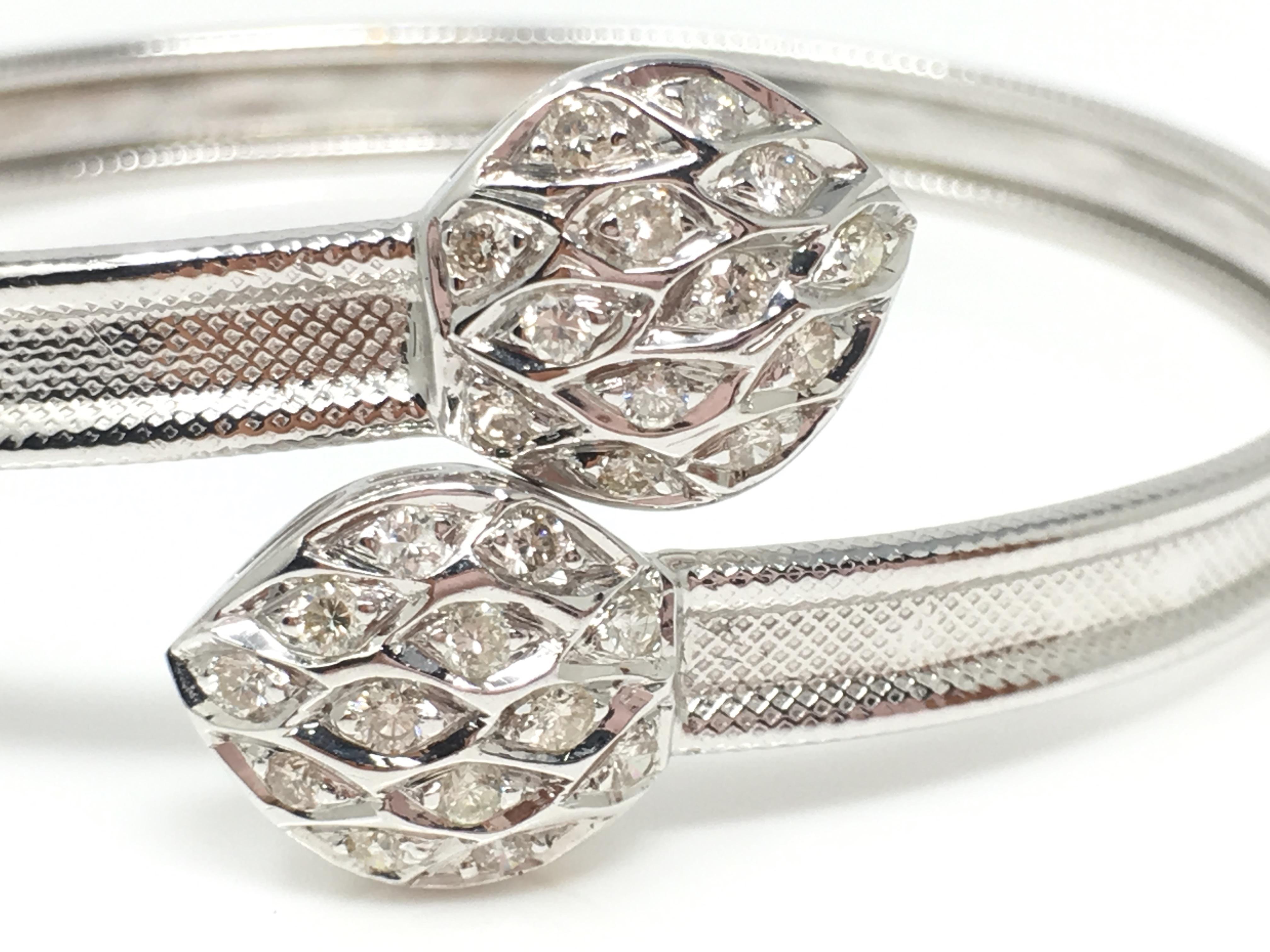 White Round Brilliant Diamond Flexible Bangle in 18 Karat White Gold Contemporáneo en venta