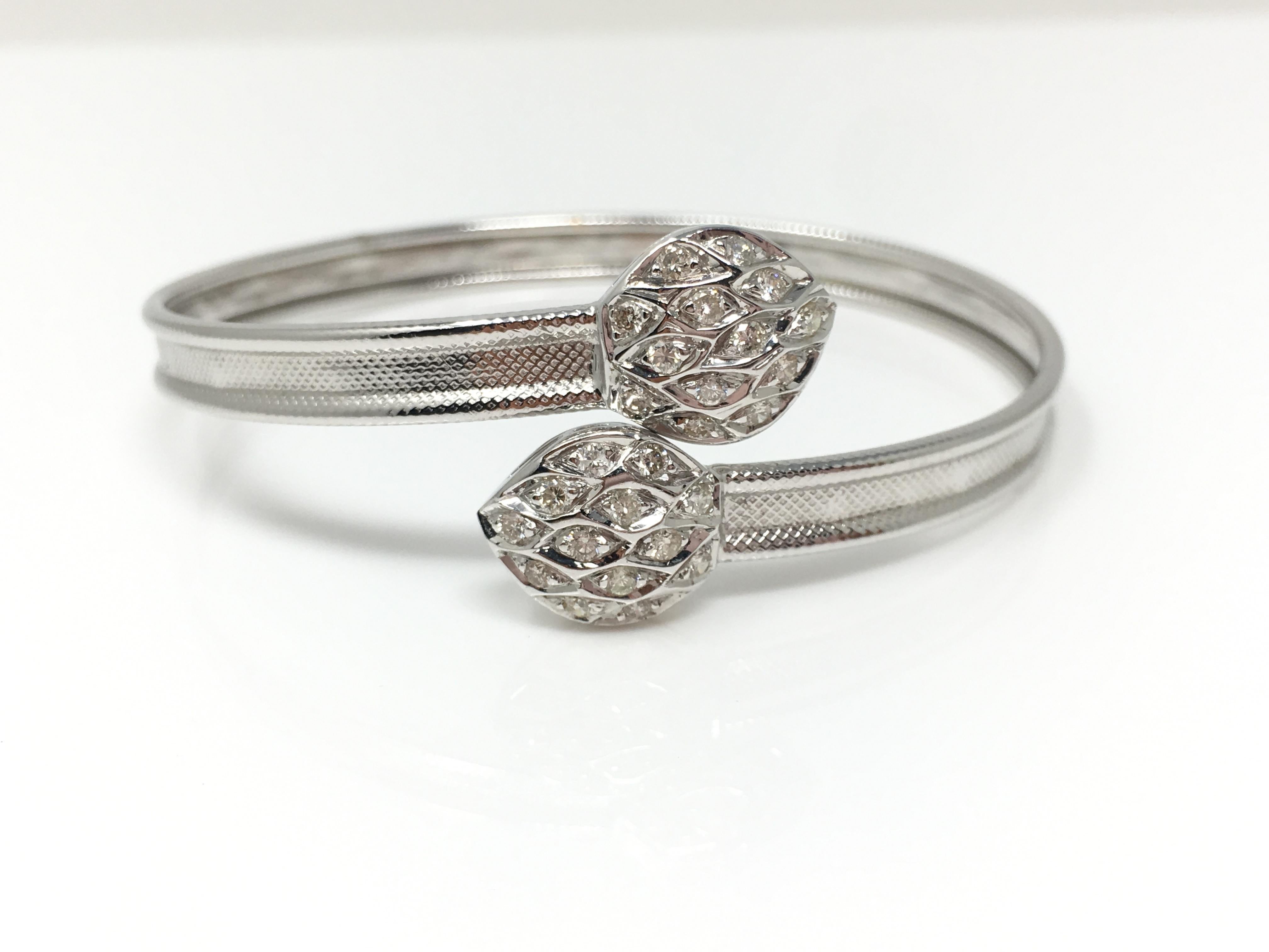 White Round Brilliant Diamond Flexible Bangle in 18 Karat White Gold Corte redondo en venta