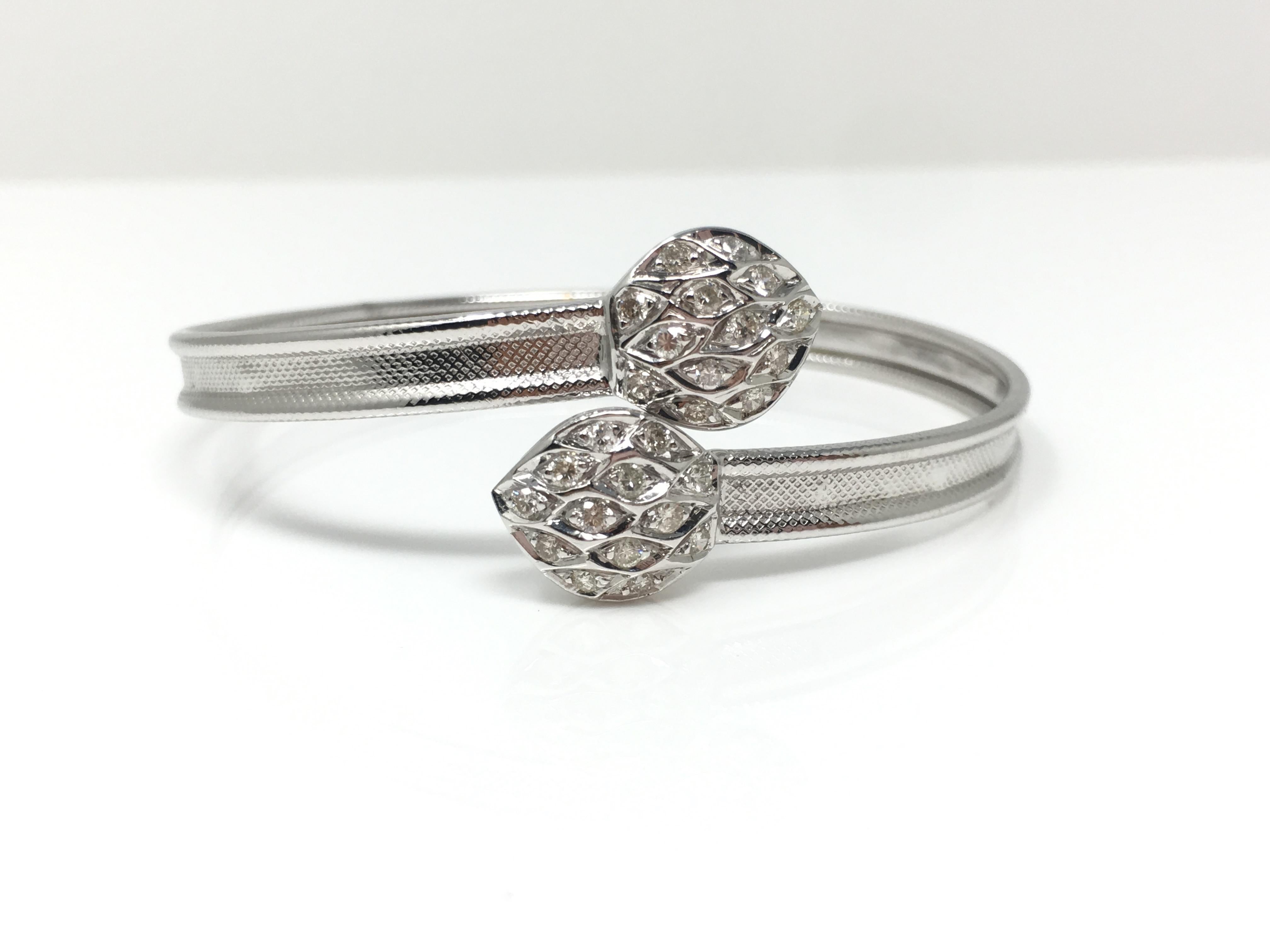 Femenino o masculino White Round Brilliant Diamond Flexible Bangle in 18 Karat White Gold en venta