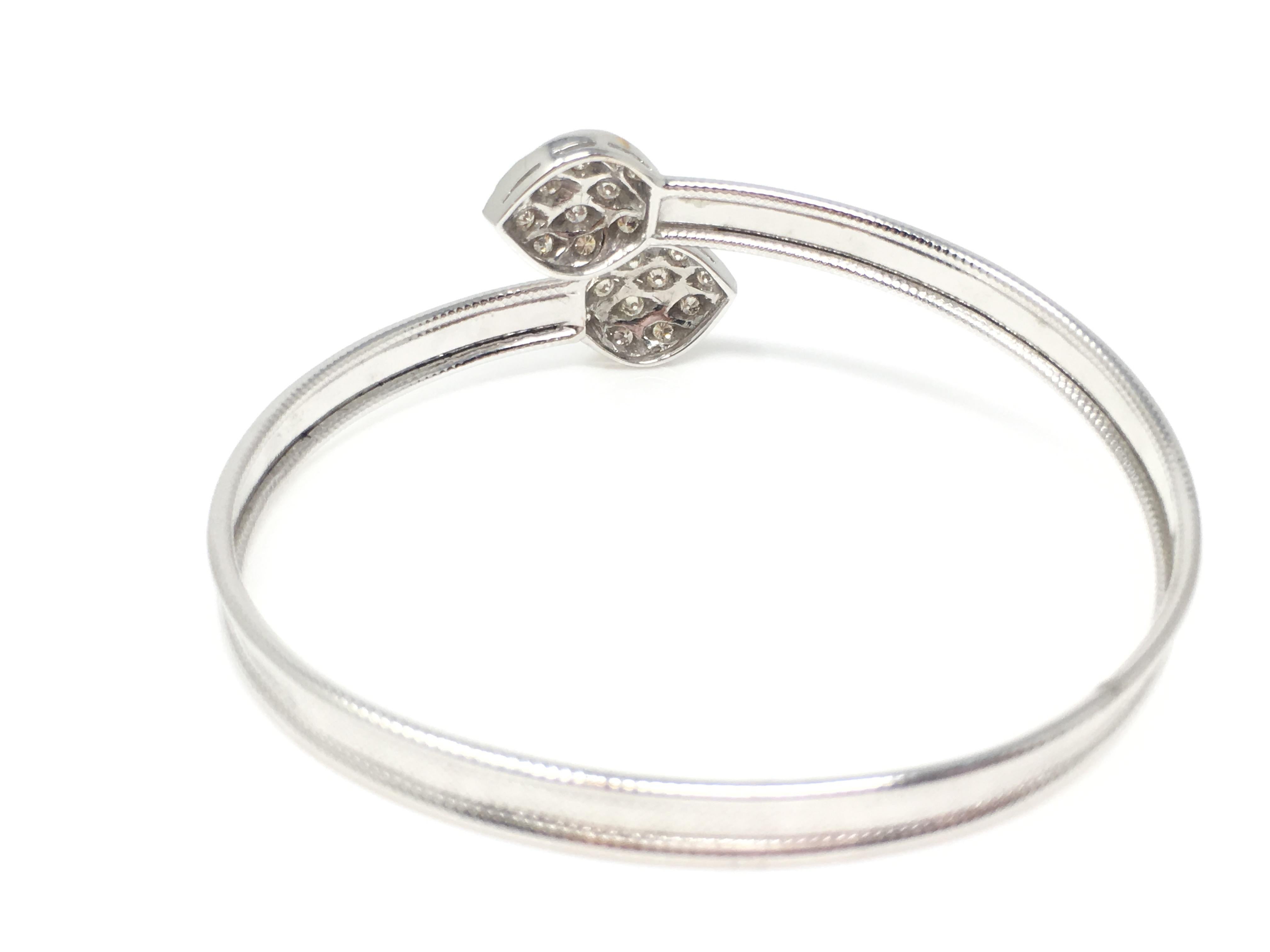 White Round Brilliant Diamond Flexible Bangle in 18 Karat White Gold en venta 1