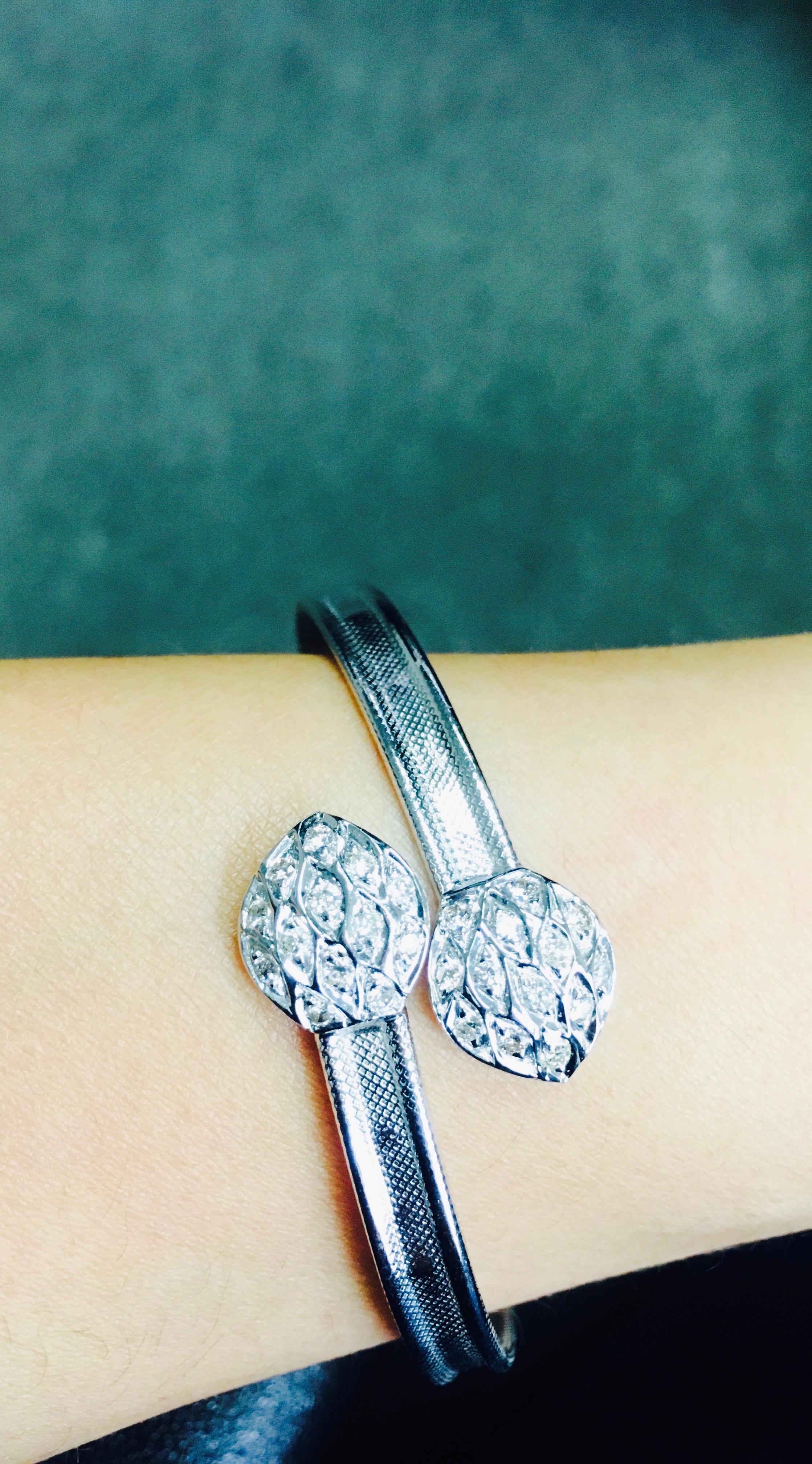 White Round Brilliant Diamond Flexible Bangle in 18 Karat White Gold en venta 2