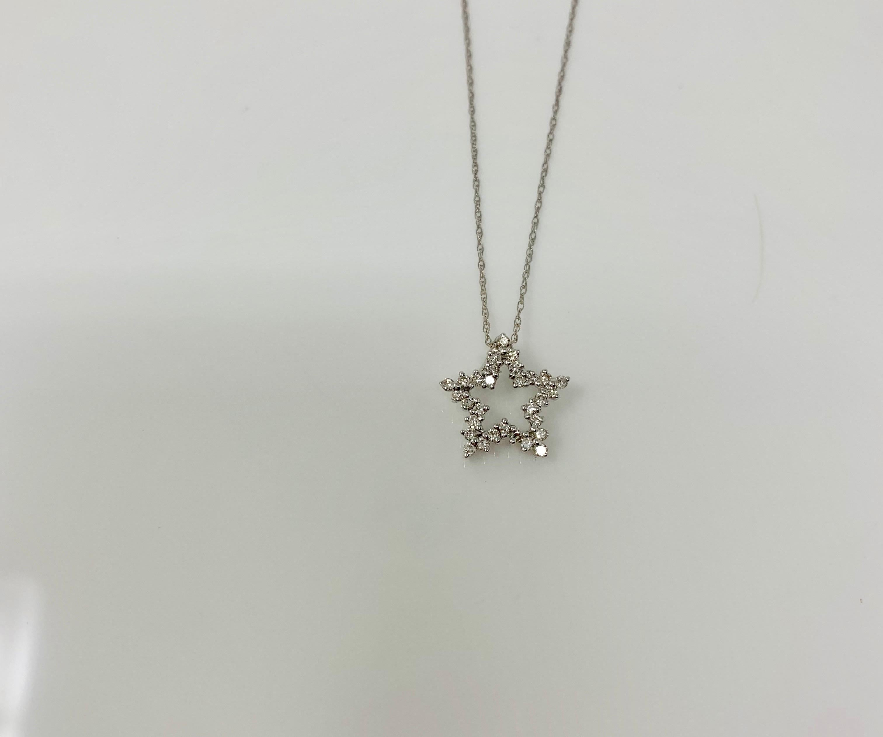 White Round Brilliant Diamond Star Pendant In New Condition For Sale In New York, NY