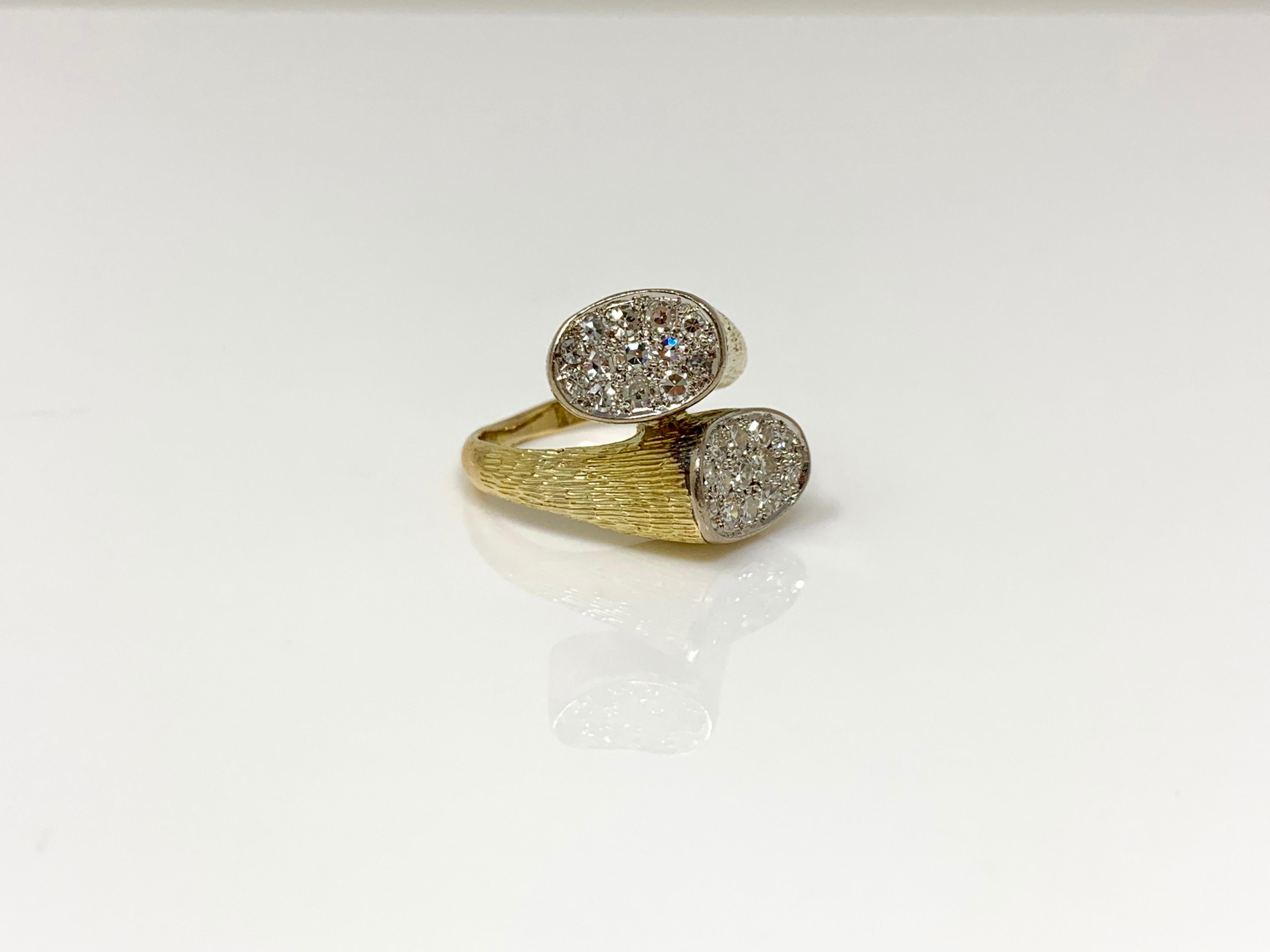 White Round Diamond Bypass Cocktail Ring in Yellow Gold In Excellent Condition For Sale In New York, NY