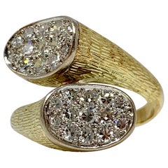 Anillo de cóctel de oro amarillo con diamantes redondos blancos en bypass