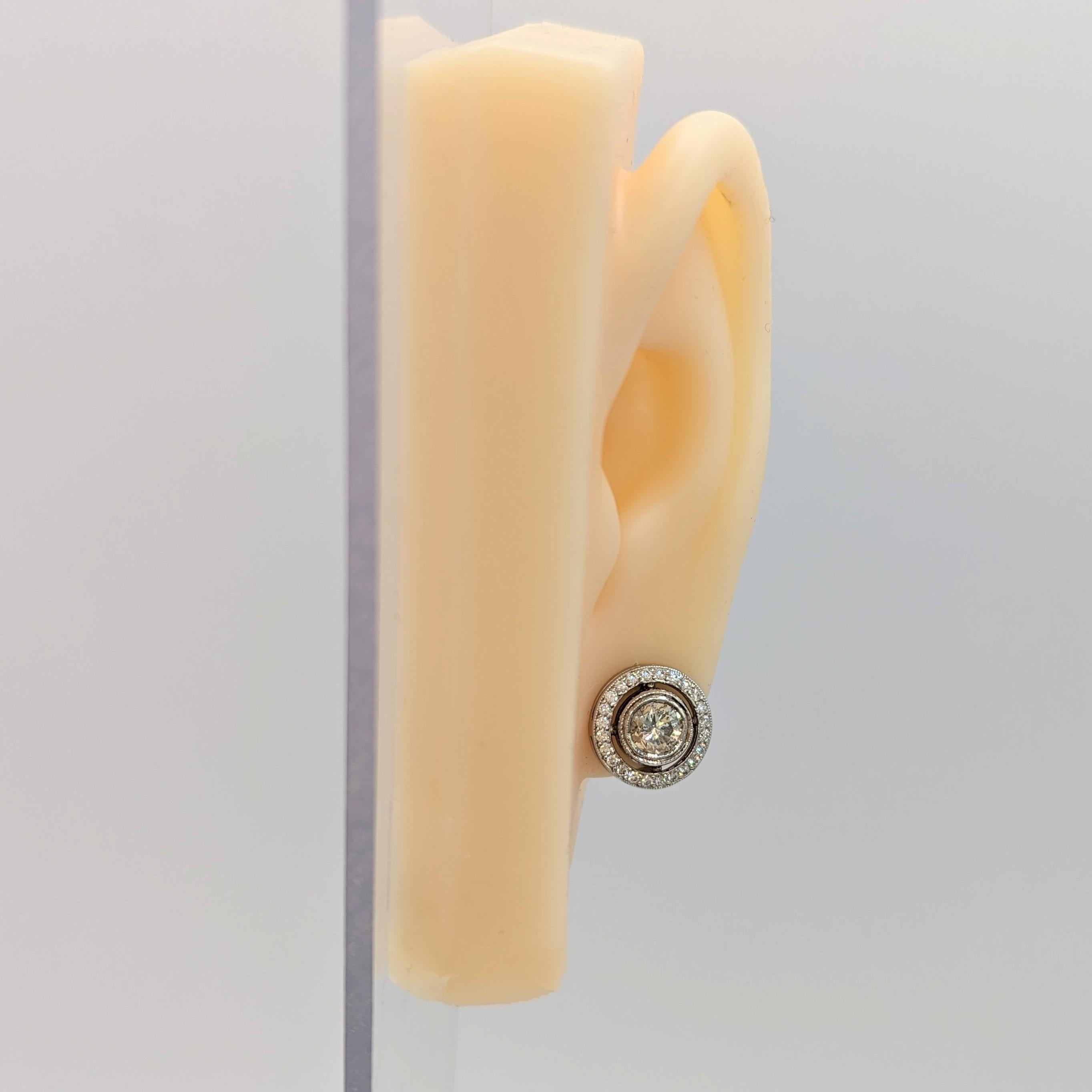 Wunderschön gearbeitetes Paar Ohrringe mit weißen Diamanten, gefasst in 18 Karat Weißgold mit Halo. Dieses Paar Ohrringe wiegt 5,80 Gramm.
