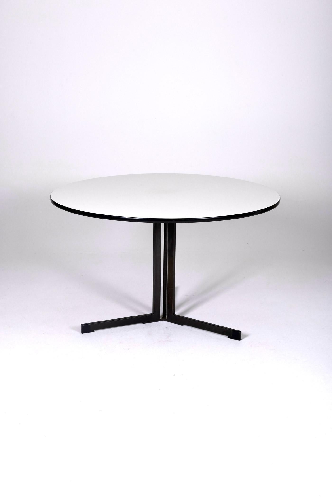 Table de salle à manger ronde, modèle AP103, du designer néerlandais Hein Salomonson, publiée par Ap Originals dans les années 1950. Le plateau est en mélamine blanche et la base est en métal laqué noir. En très bon état.
DV188