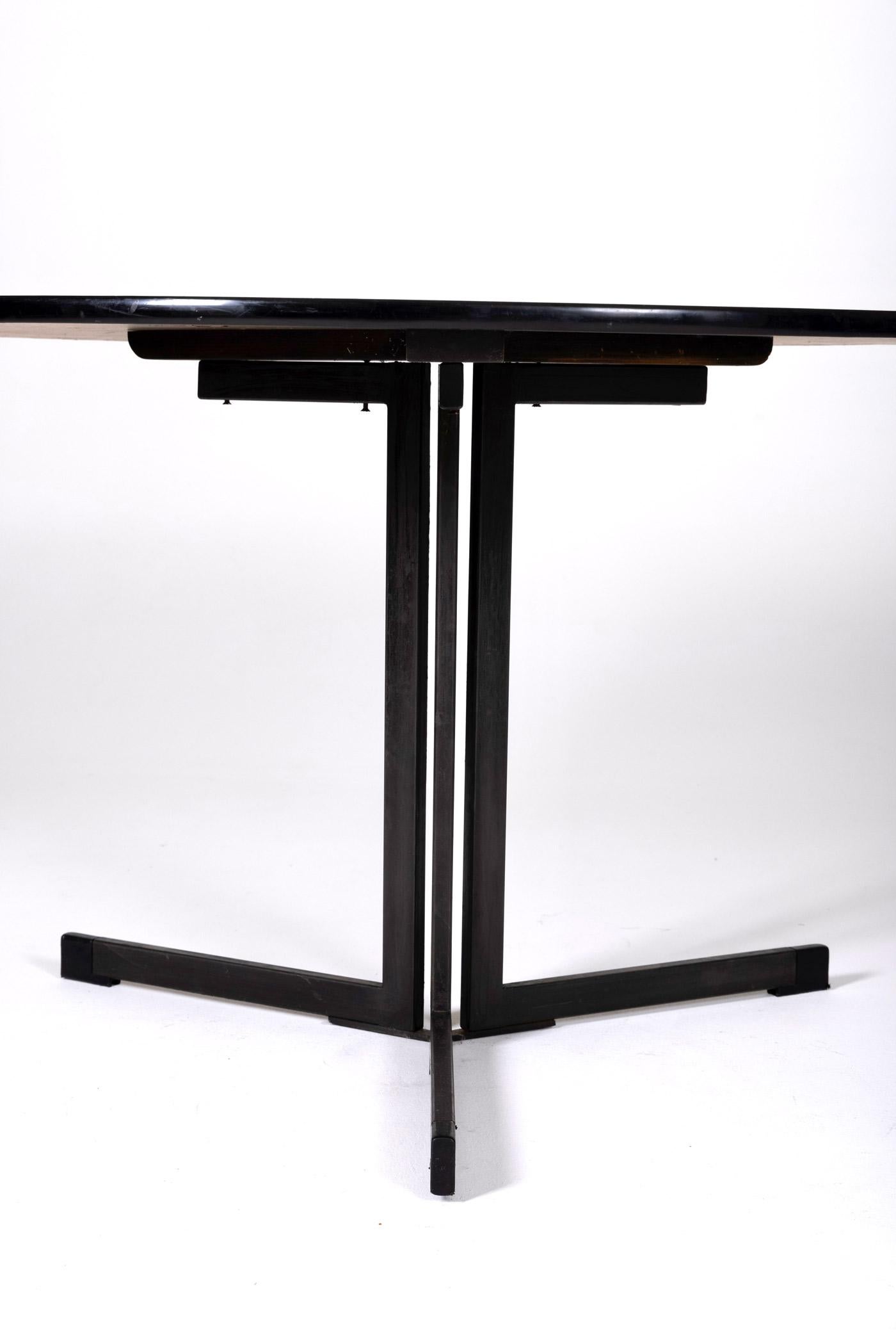 White round dining table by Hein Salomonson For Sale 1