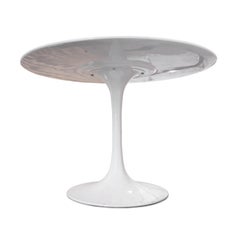 Table de salle à manger ronde blanche avec base en tulipe