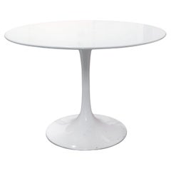 Table de salle à manger ronde blanche avec base en tulipe