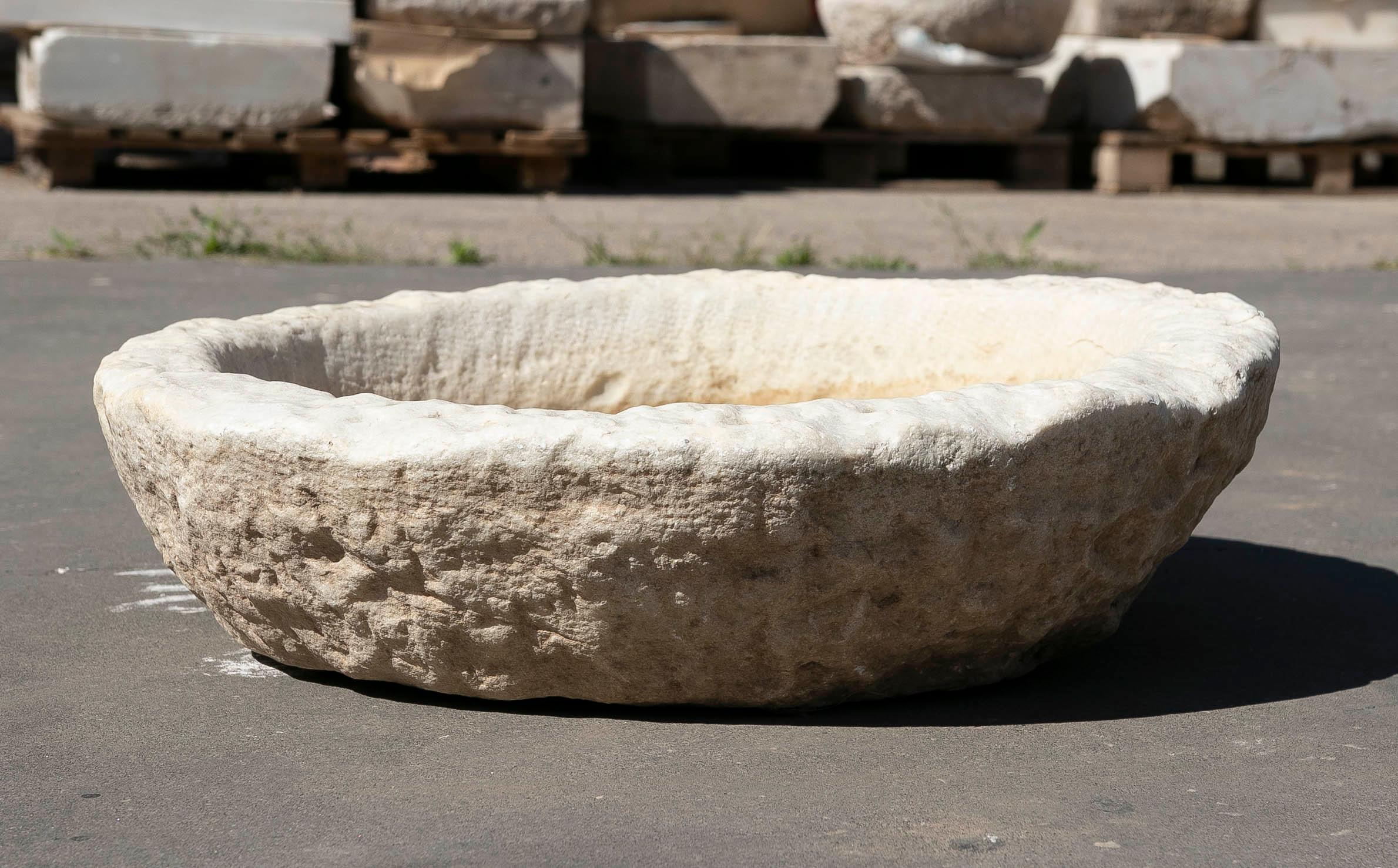 White Round Hand-Carved Marble Washbasin with One Sink in a Single Block For Sale 5