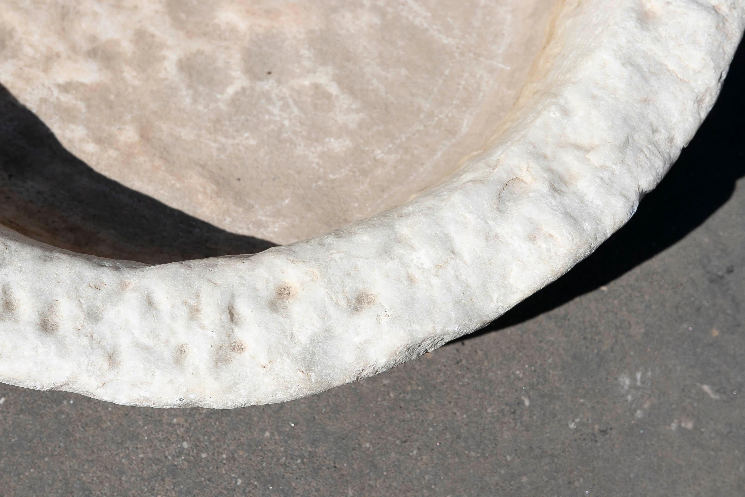 Aquarelle ronde en marbre blanc sculptée à la main avec un seul évier  en vente 6