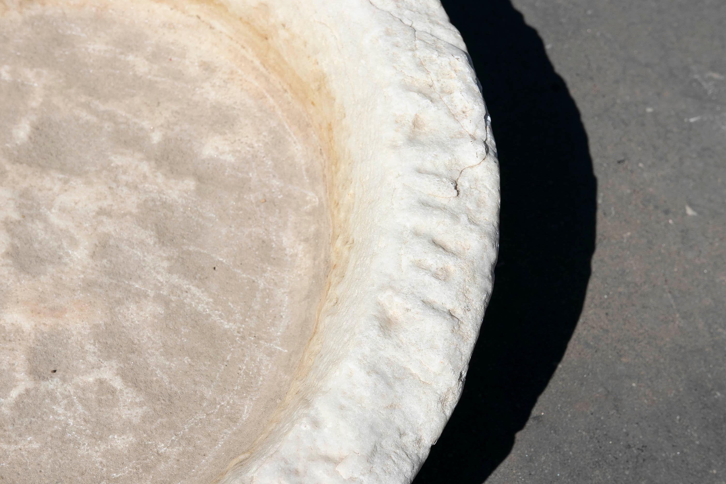 Aquarelle ronde en marbre blanc sculptée à la main avec un seul évier  en vente 7
