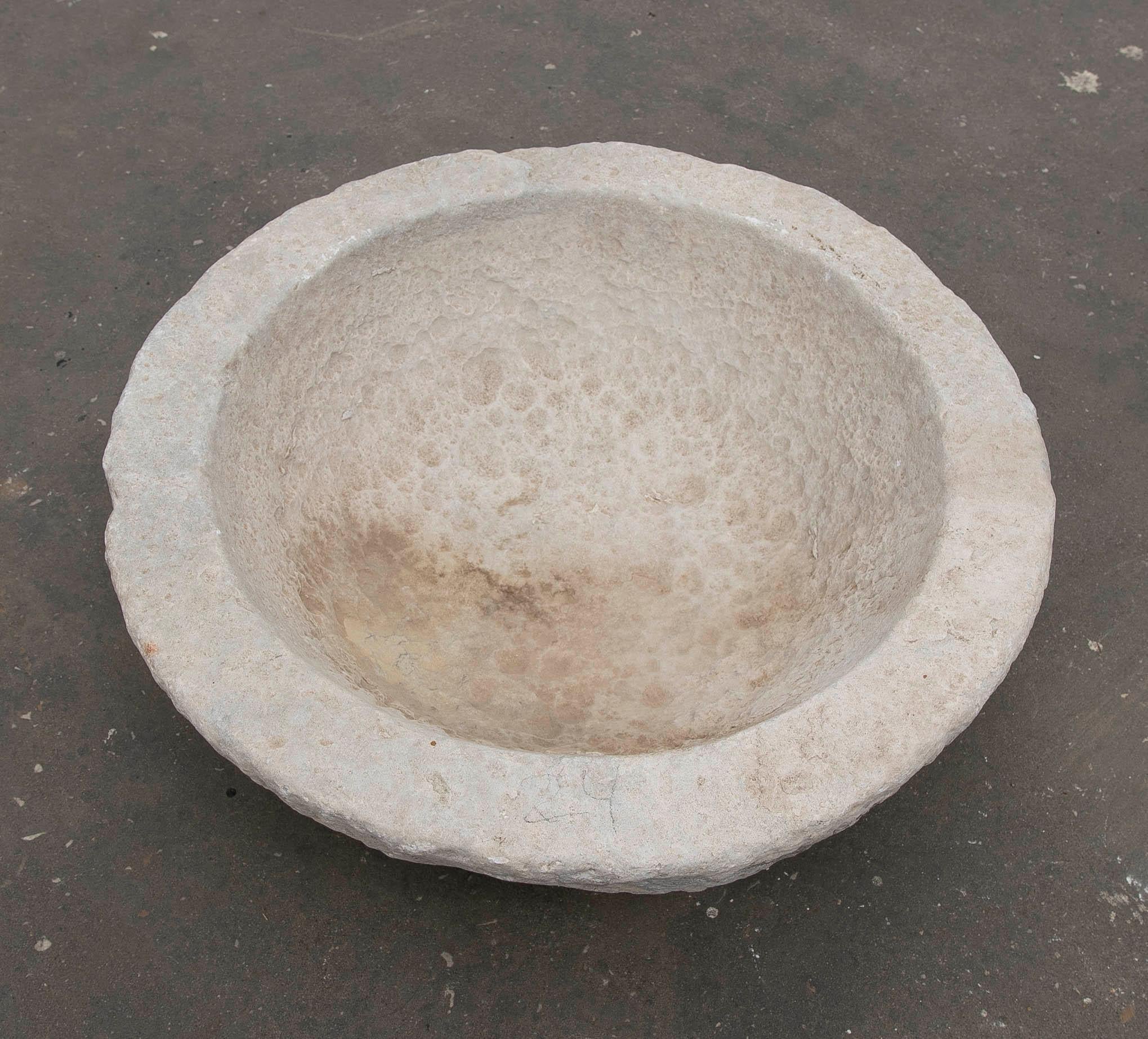 Lavabo rotondo bianco in marmo scolpito a mano con un lavabo in un blocco unico in vendita 6