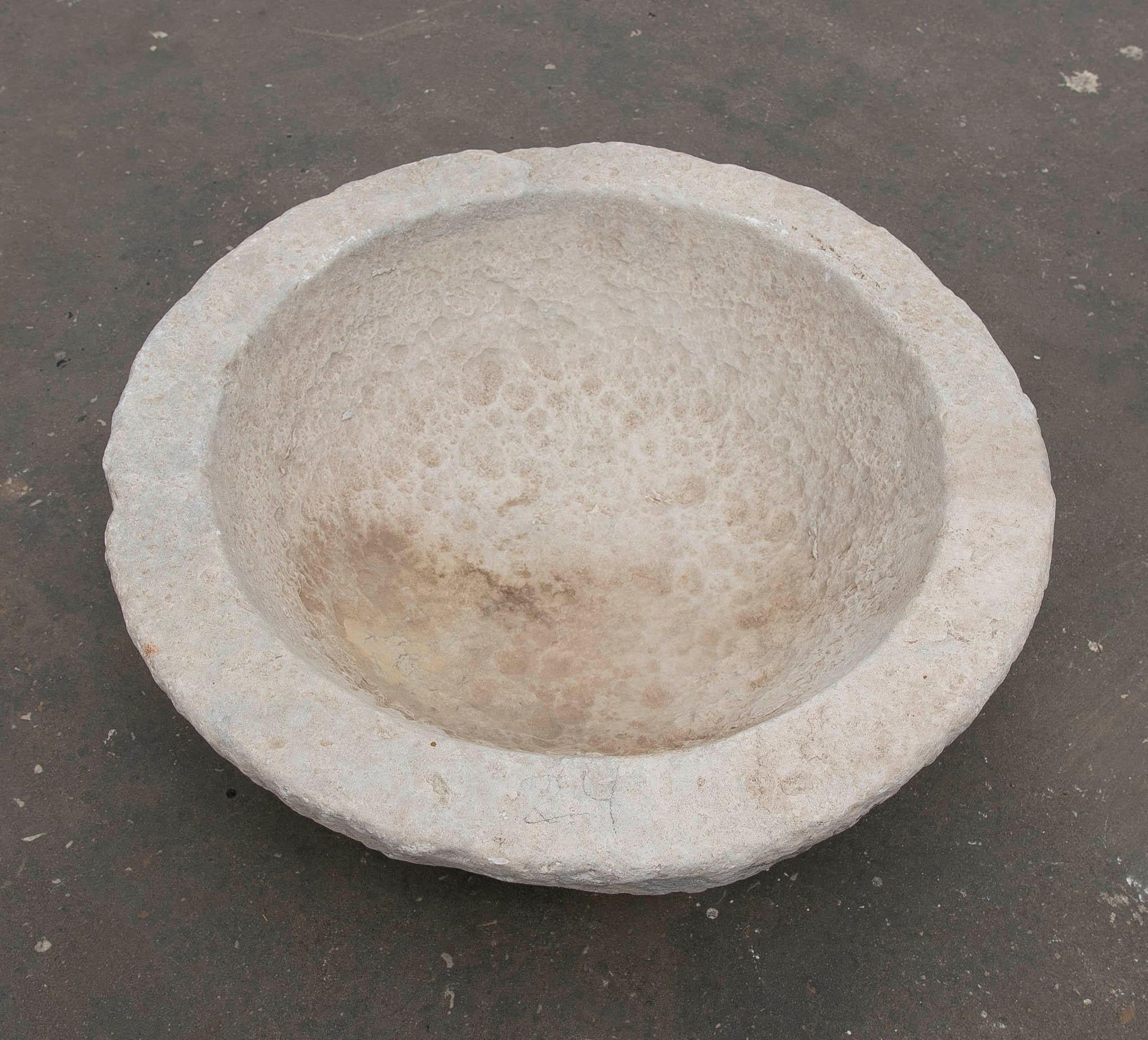 White Round Hand-Carved Marble Washbasin with One Sink in a Single Block For Sale 8