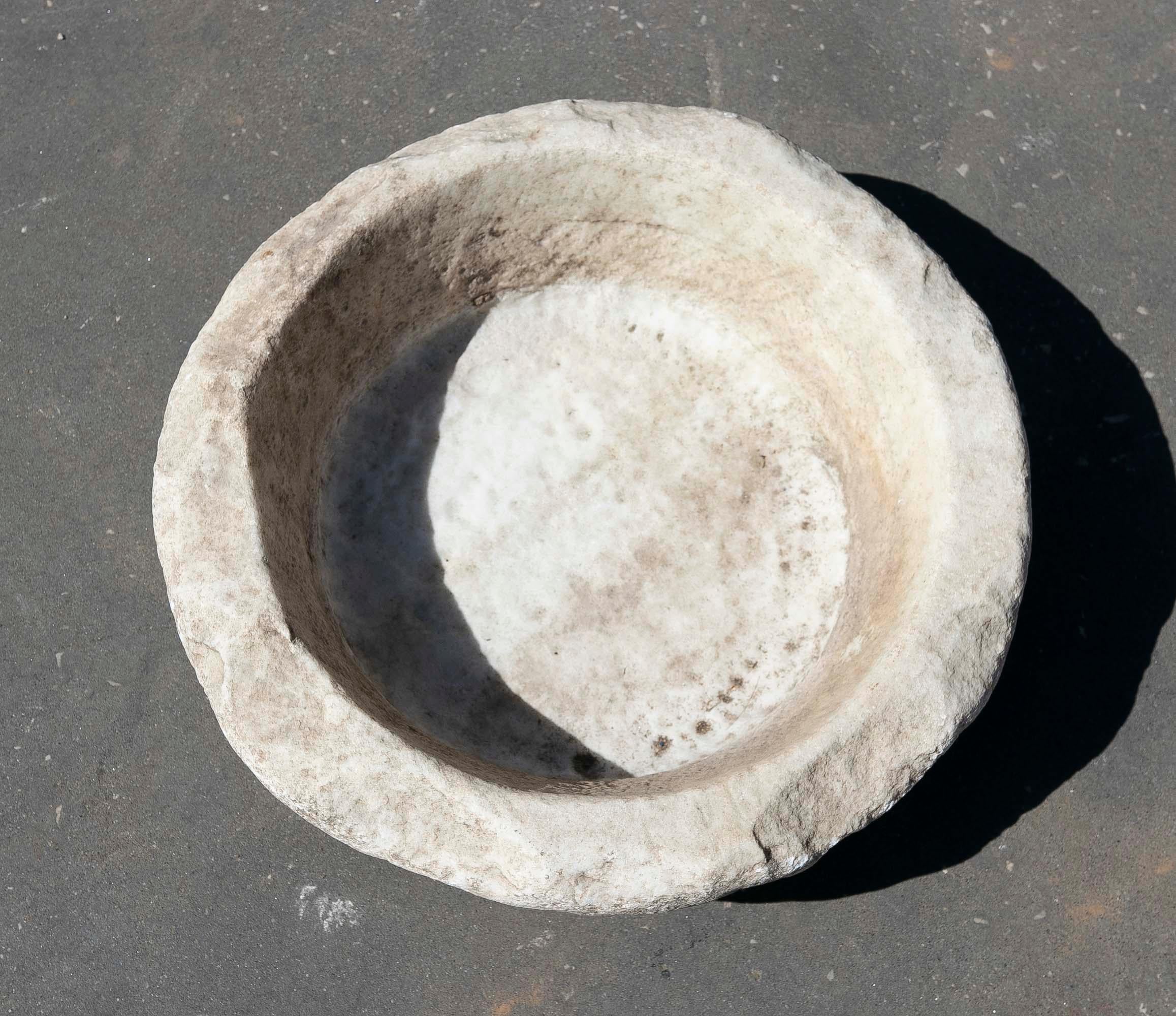 White Round Hand Carved Marble Washbasin with One Sink in a Single Block For Sale 10