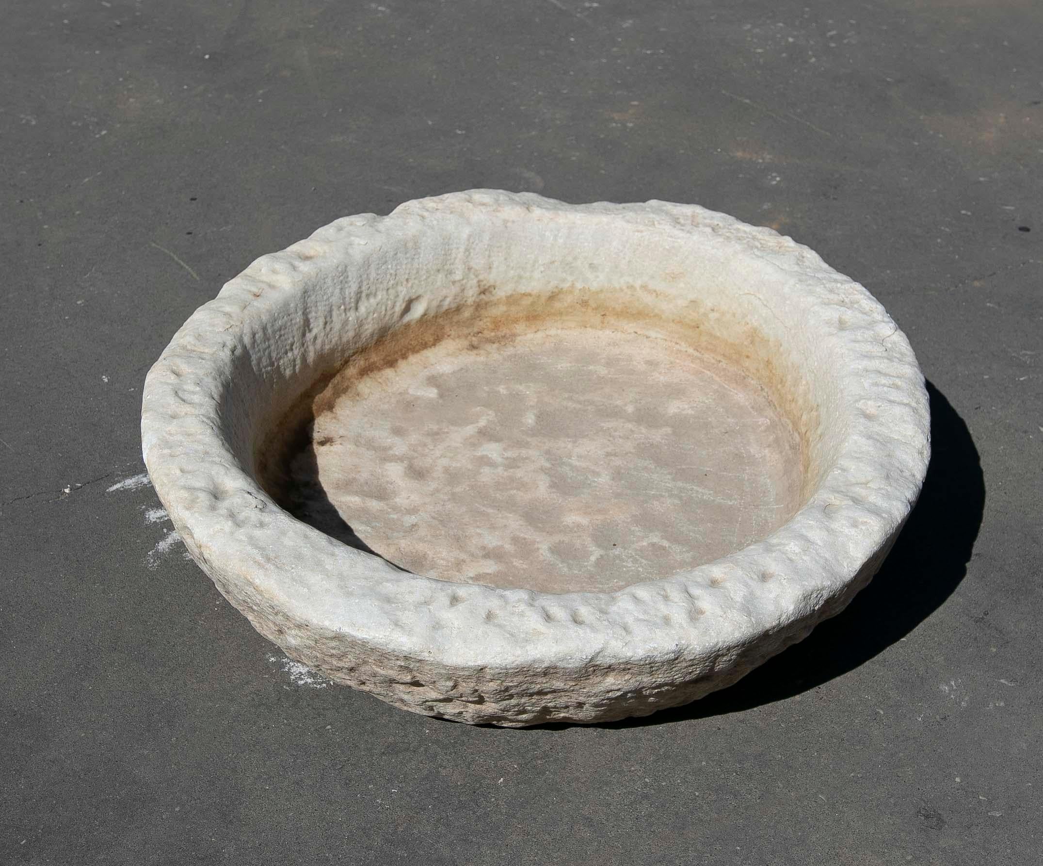 Lavabo rotondo bianco in marmo scolpito a mano con un lavabo in un blocco unico 