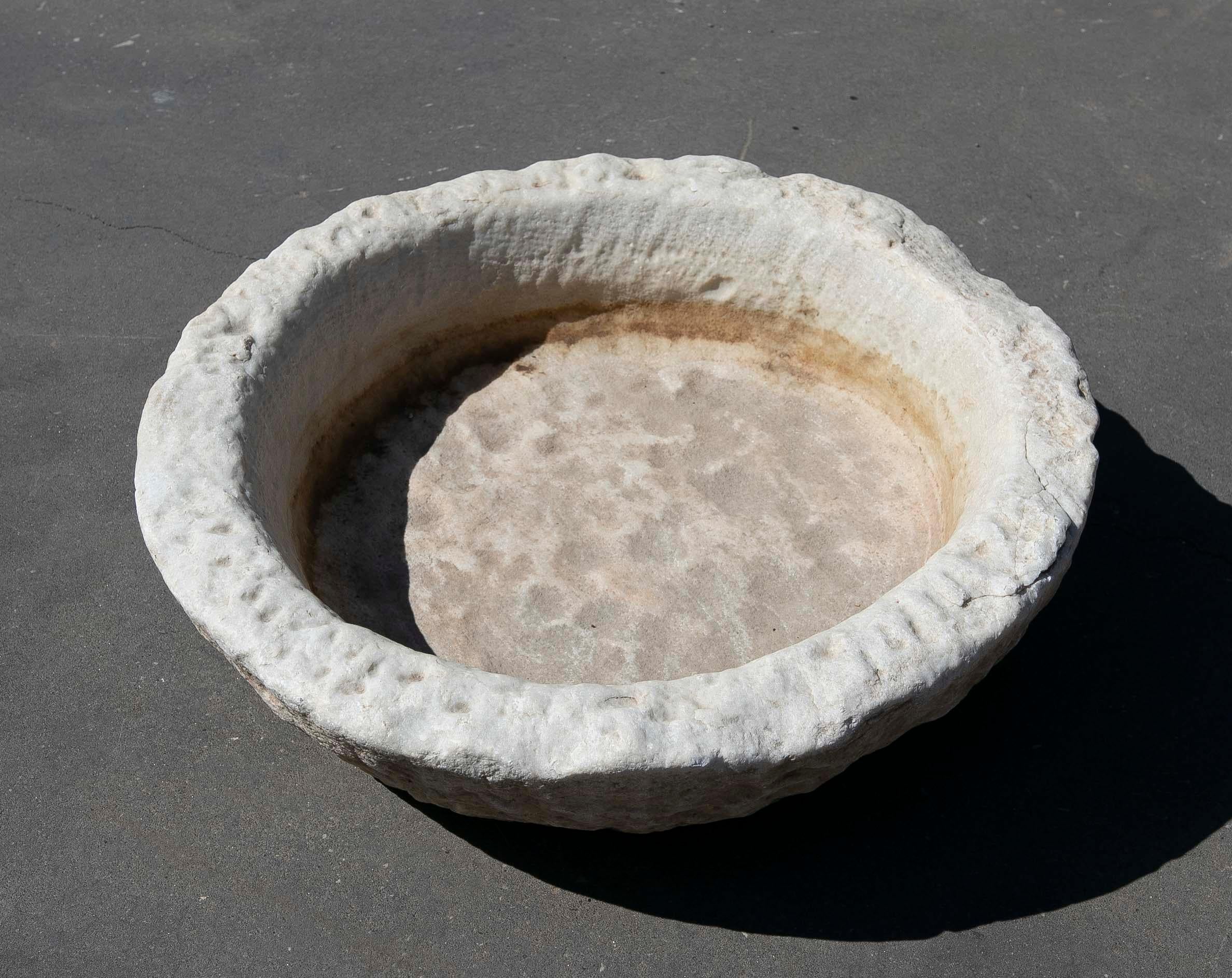 White Round Hand-Carved Marble Washbasin with One Sink in a Single Block In Good Condition For Sale In Marbella, ES