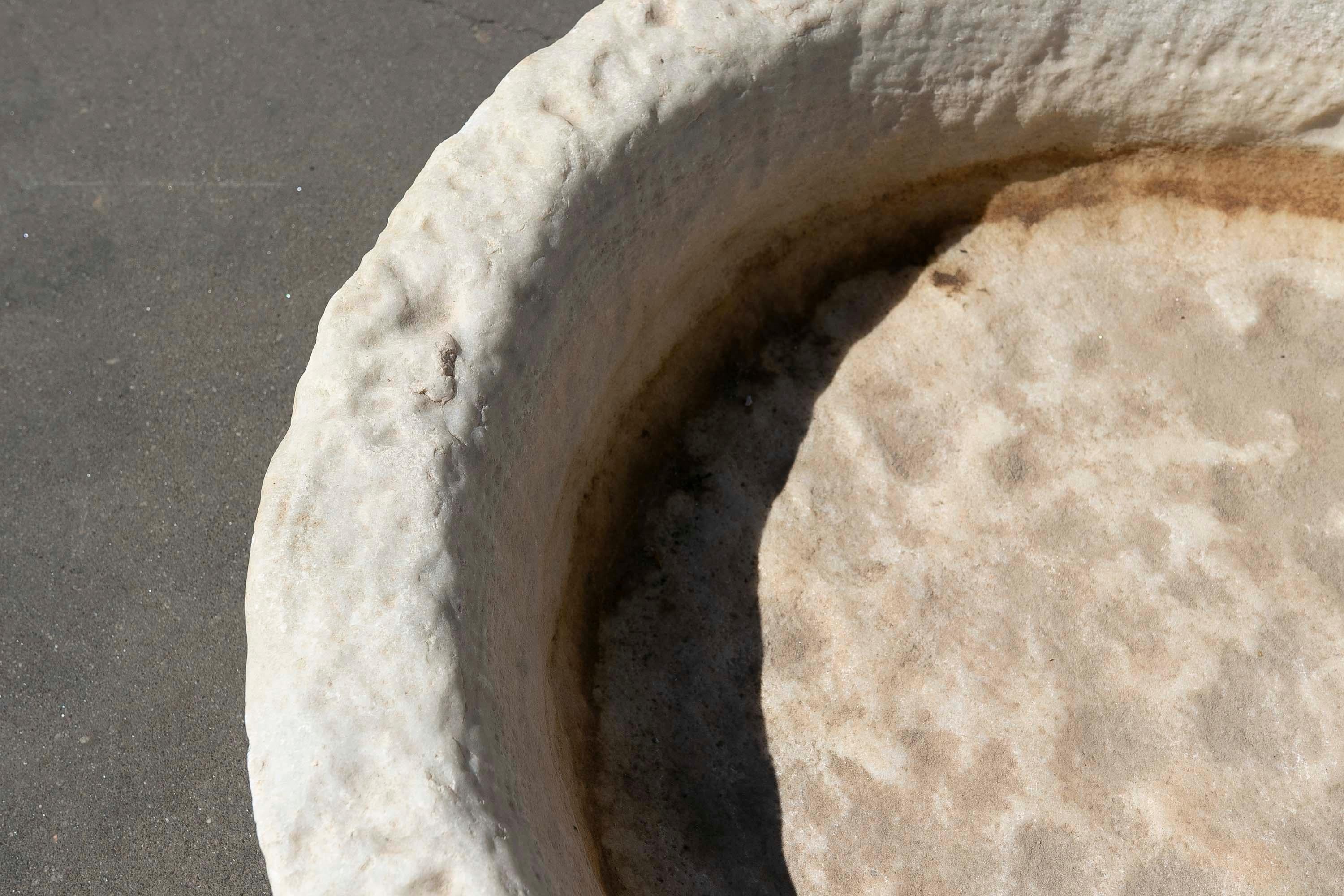 Lavabo rotondo bianco in marmo scolpito a mano con un lavabo in un blocco unico in vendita 1
