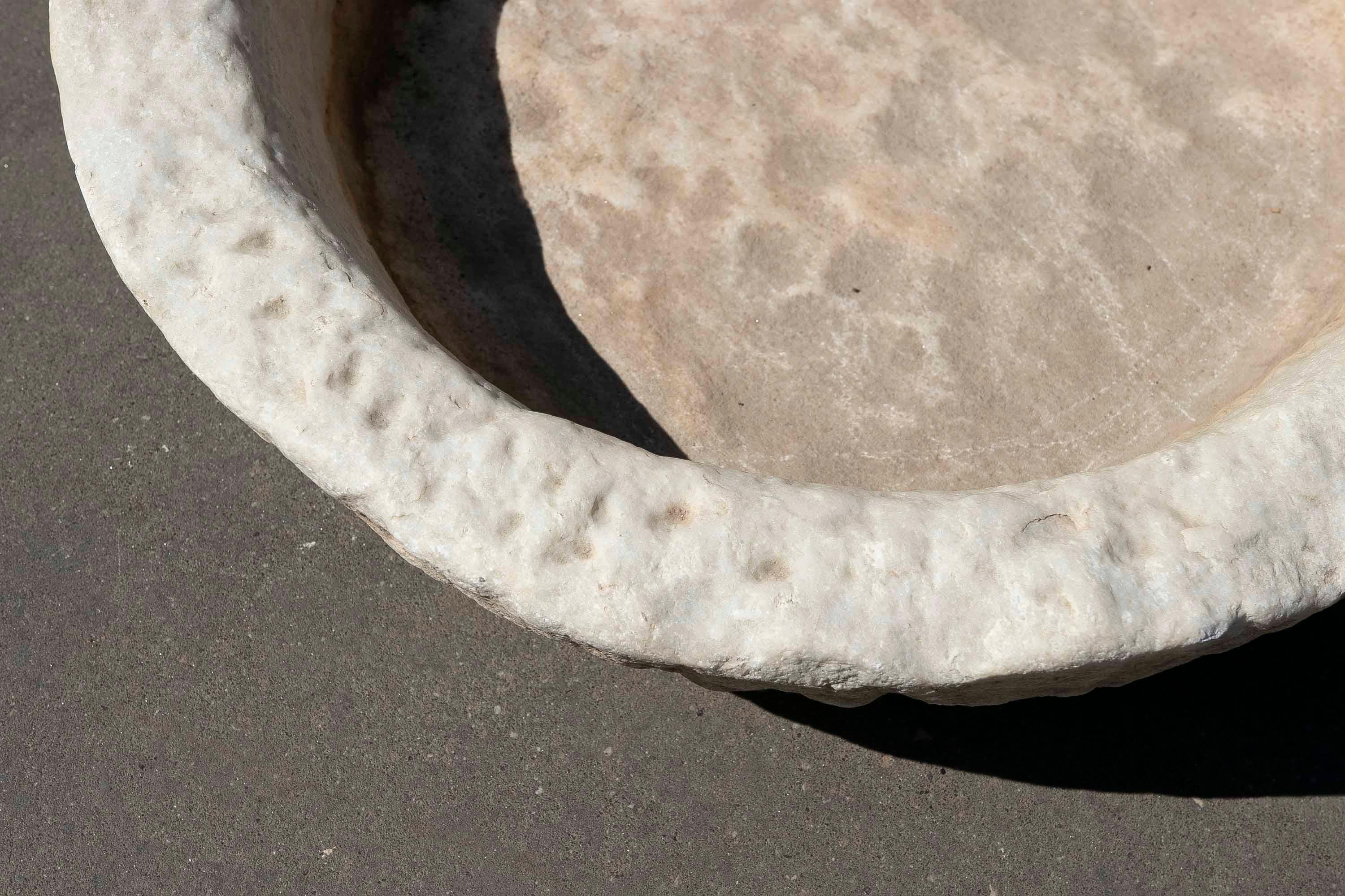 Lavabo rotondo bianco in marmo scolpito a mano con un lavabo in un blocco unico in vendita 2