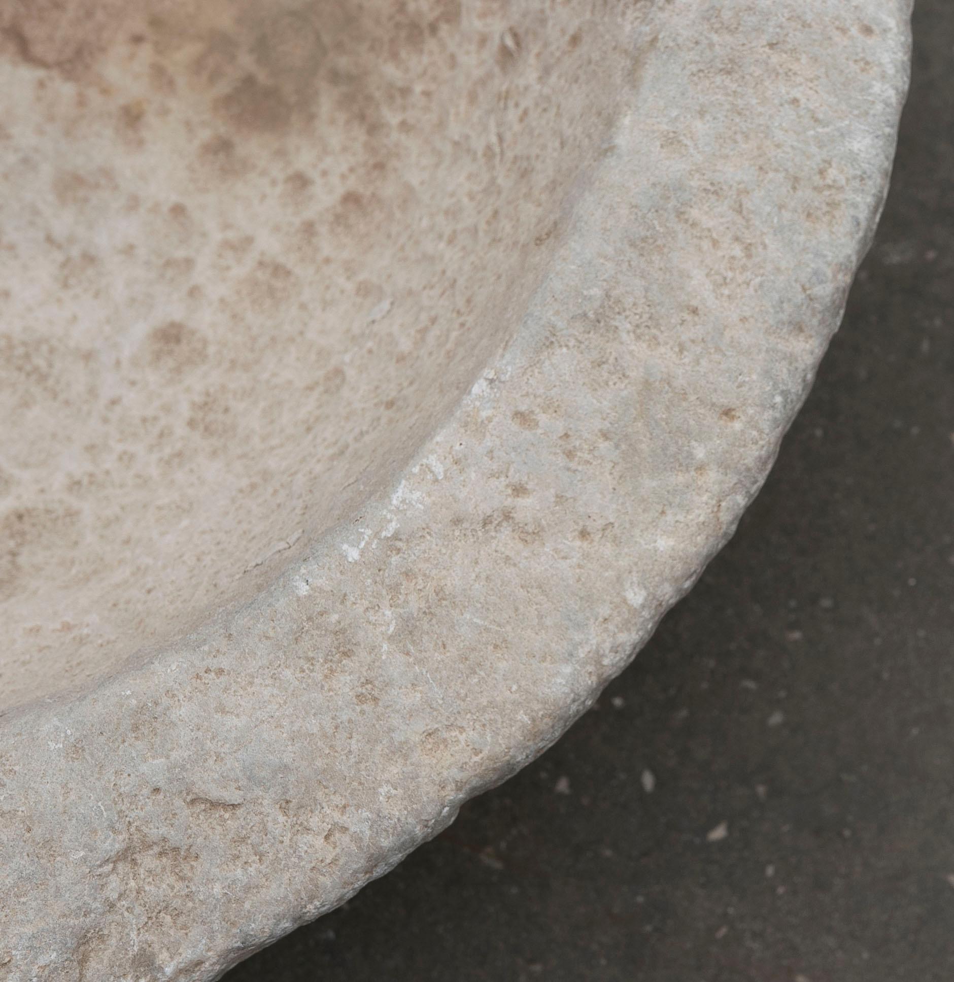 Lavabo rotondo bianco in marmo scolpito a mano con un lavabo in un blocco unico in vendita 2