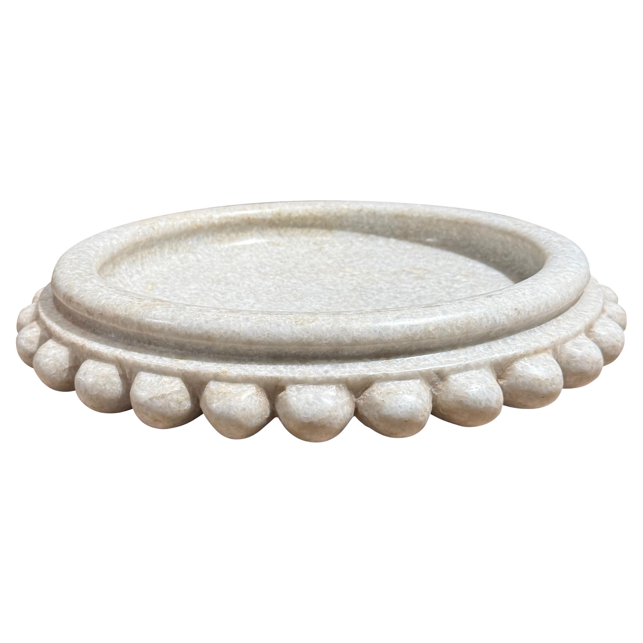 Weiße runde Marmorschale mit dekorativer Kugelverzierung, Indien, Contemporary