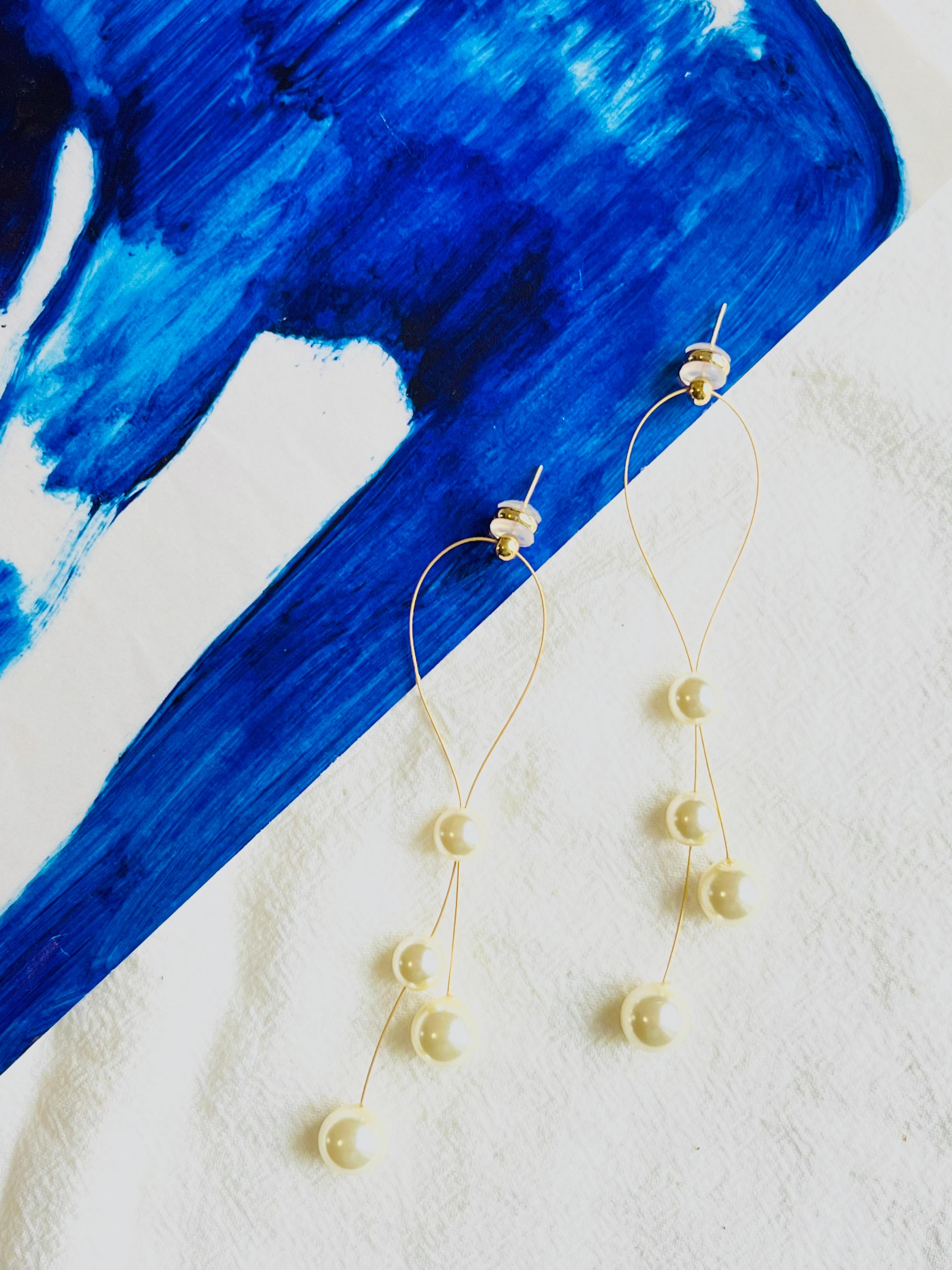 Art Deco White Round Pearls Long Drop Tassel Chandelier Elegant Gold Pierced Earrings For Sale