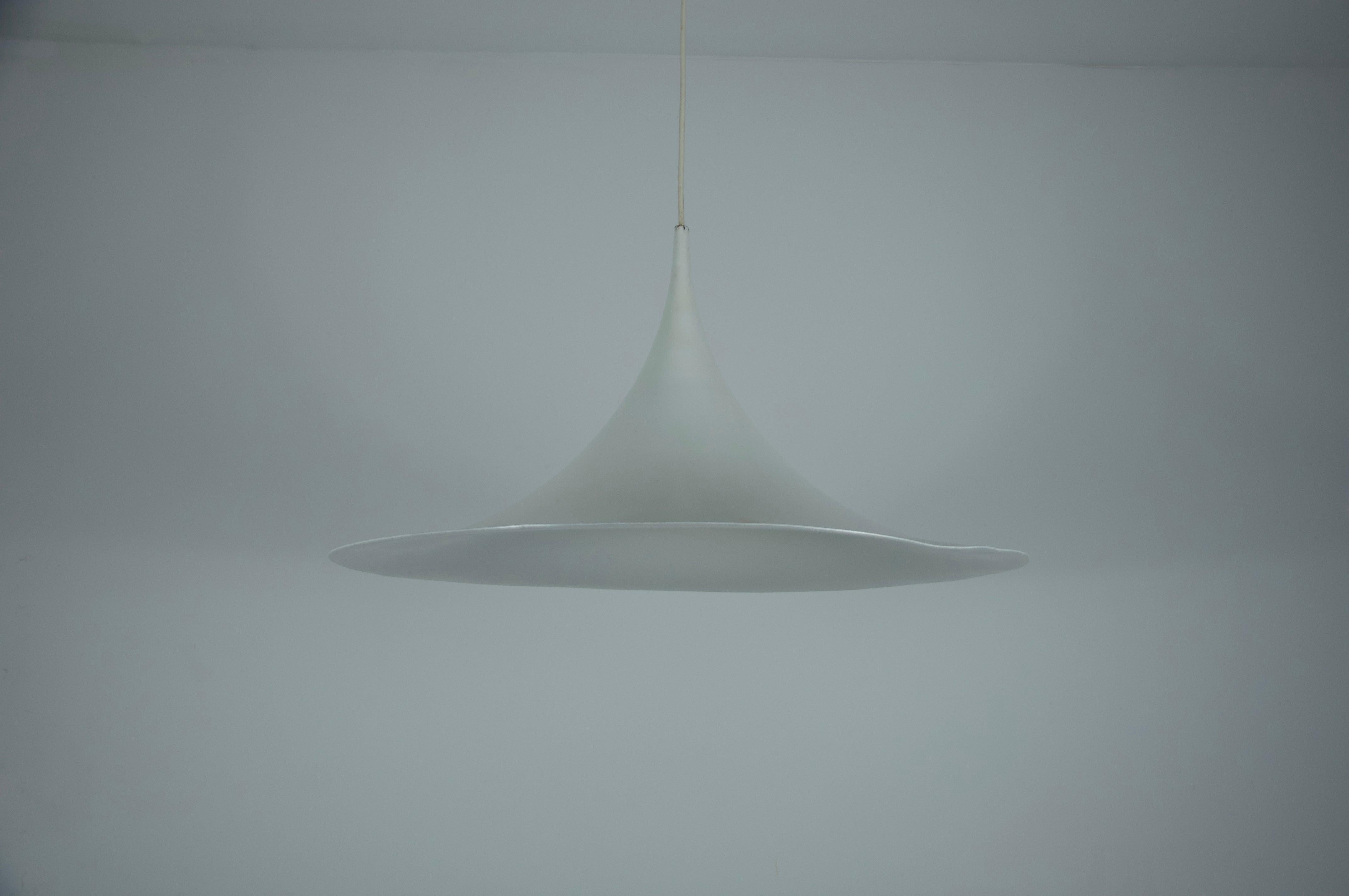 Lampada a sospensione rotonda Whiting di Fog & Mørup, anni '70 In condizioni discrete in vendita a Hagenbach, DE
