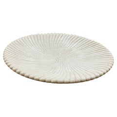 Weiße runde gerippte Marmorplatte, Indien, Zeitgenössisch
