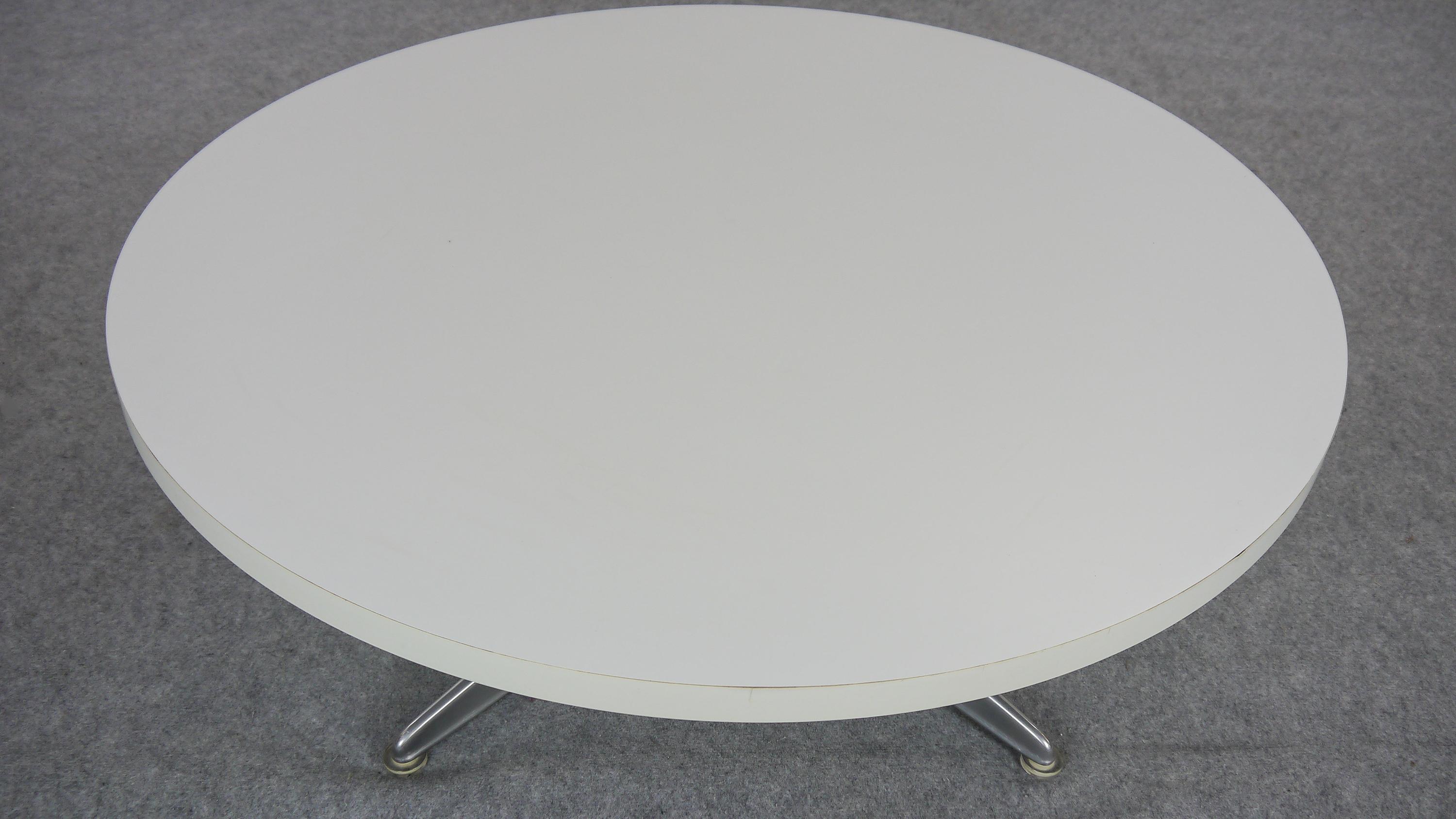 White Round Sedia Coffee Table by Horst Brüning for COR, Germany, 1970s In Good Condition In Halle, DE