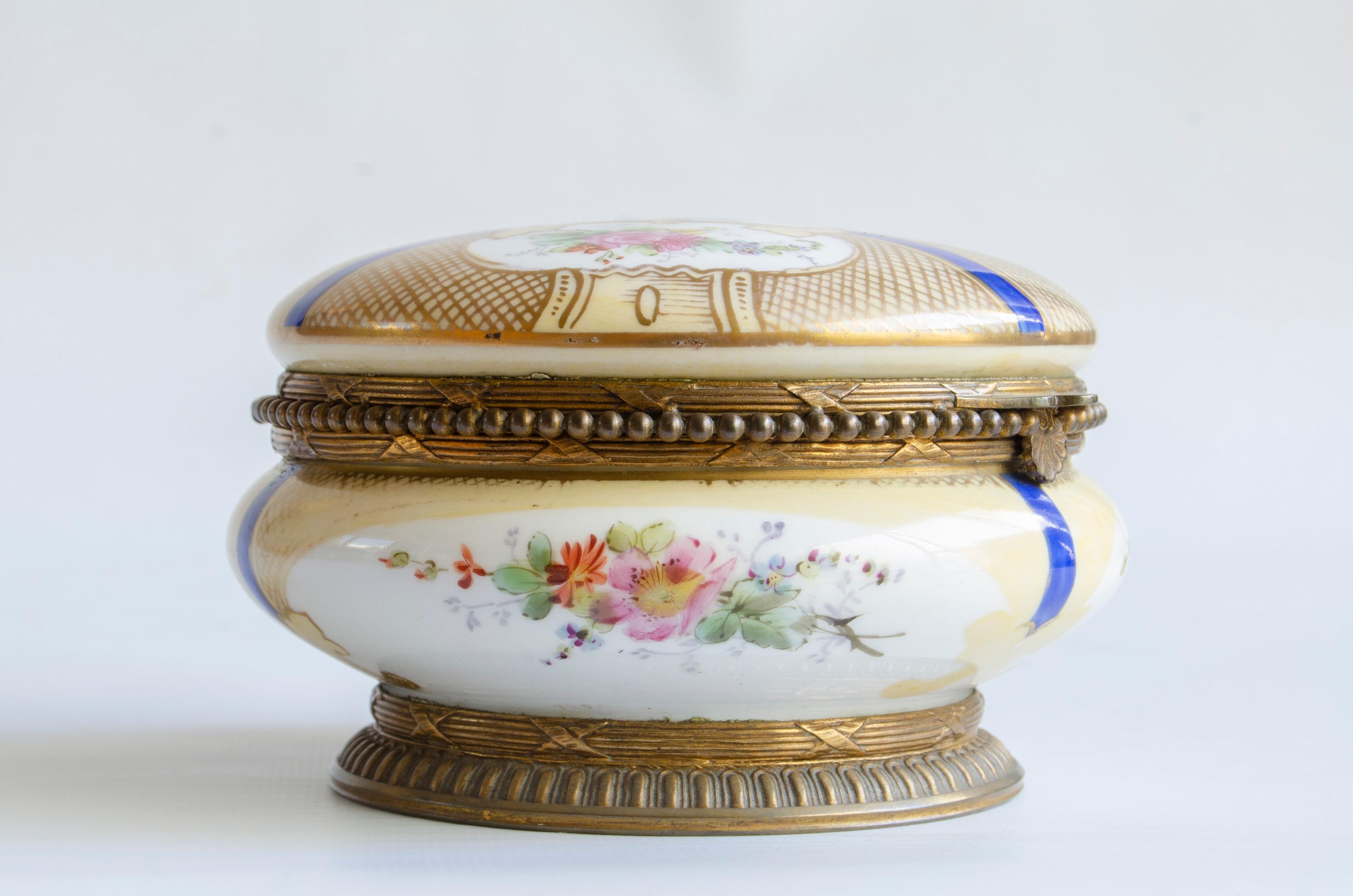 Caja redonda blanca de Sèvres
estilo rococó perfecto estado
origen Francia, hacia 1900.