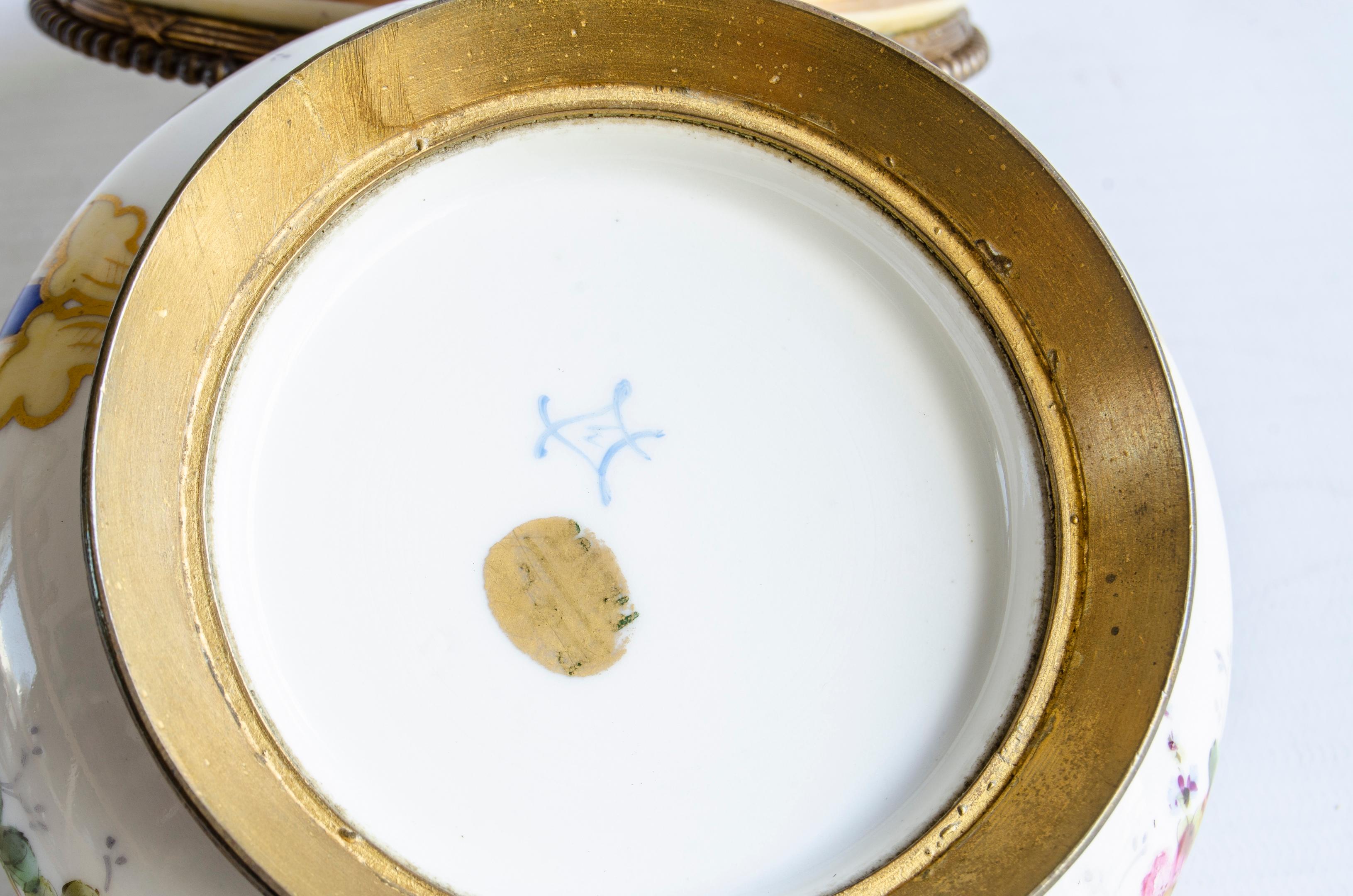 Rococo Boîte ronde blanche de Sèvres en vente