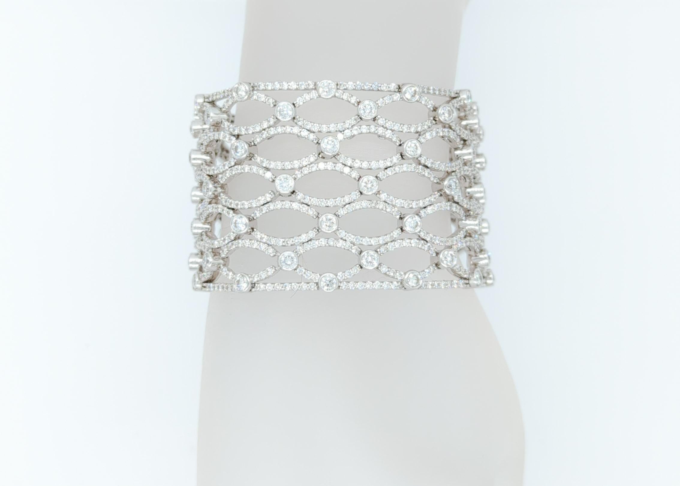 Magnifique bracelet rond en diamant blanc fait à la main en or blanc 18k.  La longueur est de 7,5