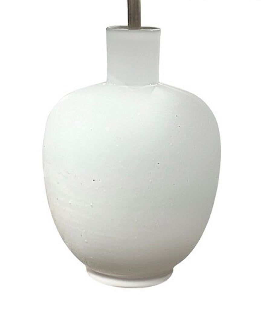 Contemporary Chinese single white round shaped base lamp.
Boucle shade included.
Base diameter 9