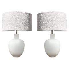 Weißes Lampenpaar mit rundem Sockel, China, Contemporary