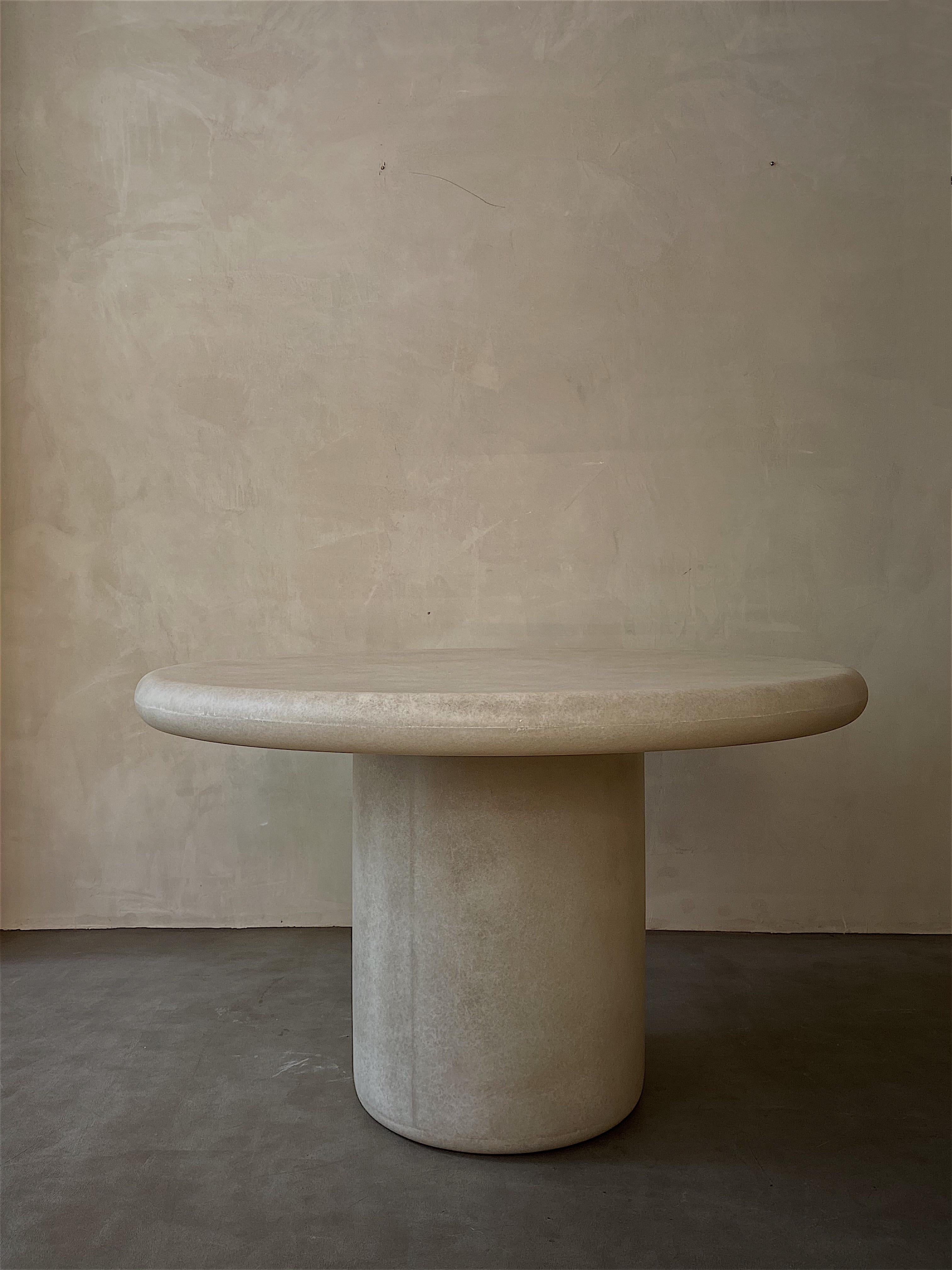 Table ronde blanche par kar
Matériaux : FRP
Dimensions : 120 x 74 cm : 120 x 74 cm

*Cette pièce peut être utilisée à l'extérieur.

Une combinaison de douceur et de stabilité, une bonne adaptation à différents styles d'intérieur.

Kar- est la racine