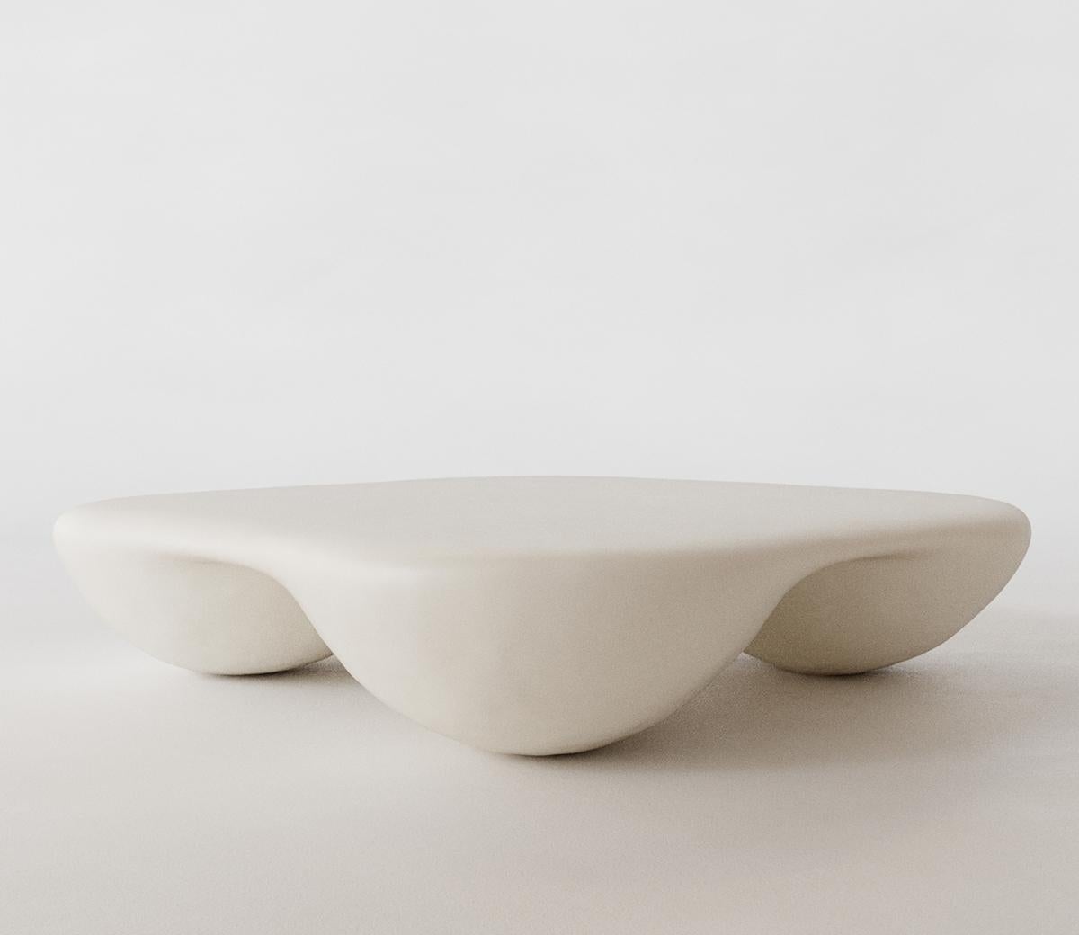 Moderne Table basse carrée arrondie en fibre de verre blanche de Mike Ruiz-Serra en vente