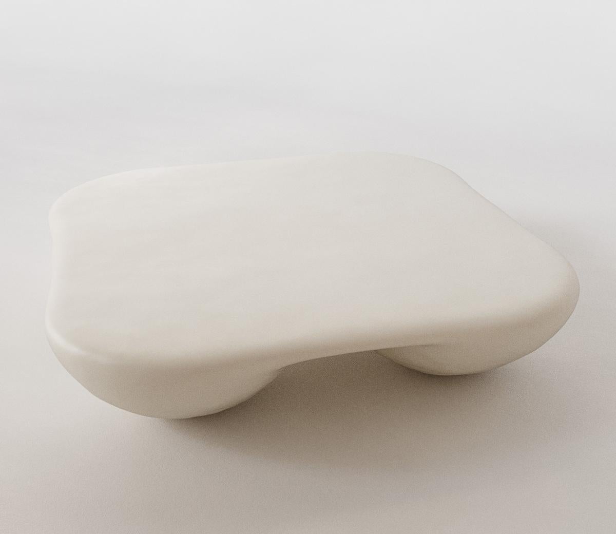 Américain Table basse carrée arrondie en fibre de verre blanche de Mike Ruiz-Serra en vente